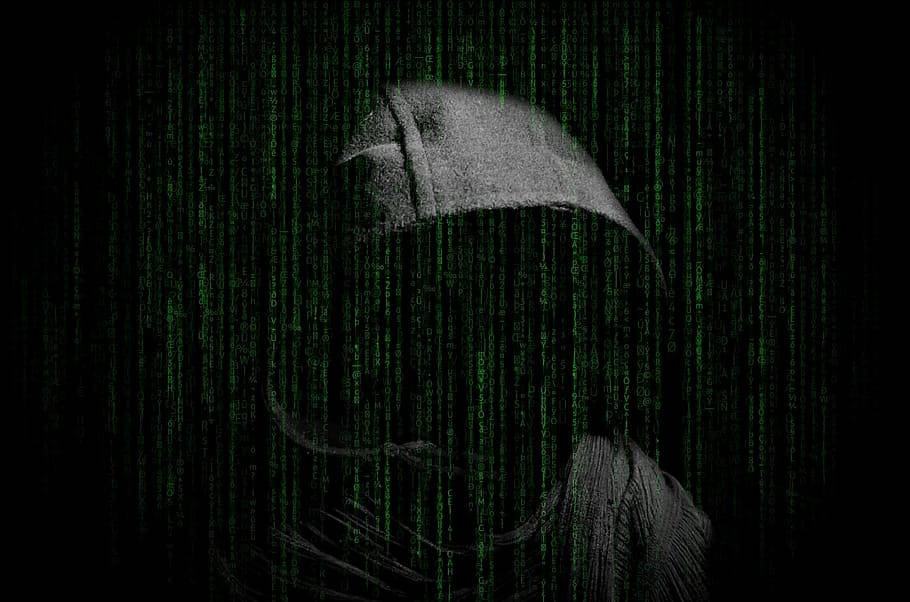 hacker 3d 桌布 壁紙 — 一個戴著兜帽的身影從層疊的綠色數位碼中浮現，背景是黑色虛空，喚起賽博龐克的神秘感。