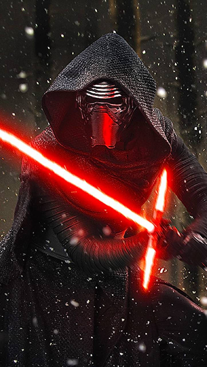 Kylo Ren 桌布 壁紙 — 一個戴著兜帽的身影手持紅色光劍站在雪地森林中，發光的劍刃劃過飄落的雪花。