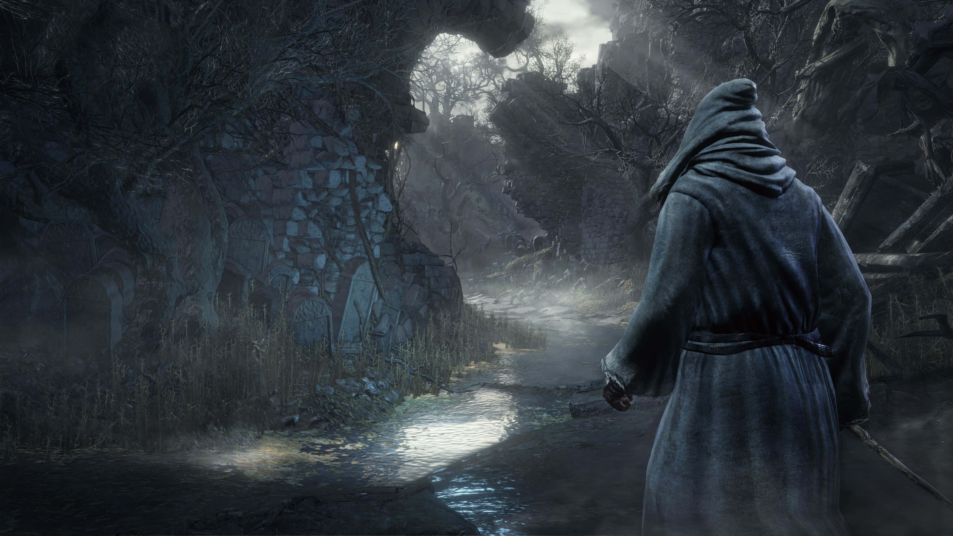 Dark Gaming 桌布 壁紙 — 一個戴著兜帽的身影沿著迷霧籠罩、腐朽的森林小徑走向發光的石拱門。