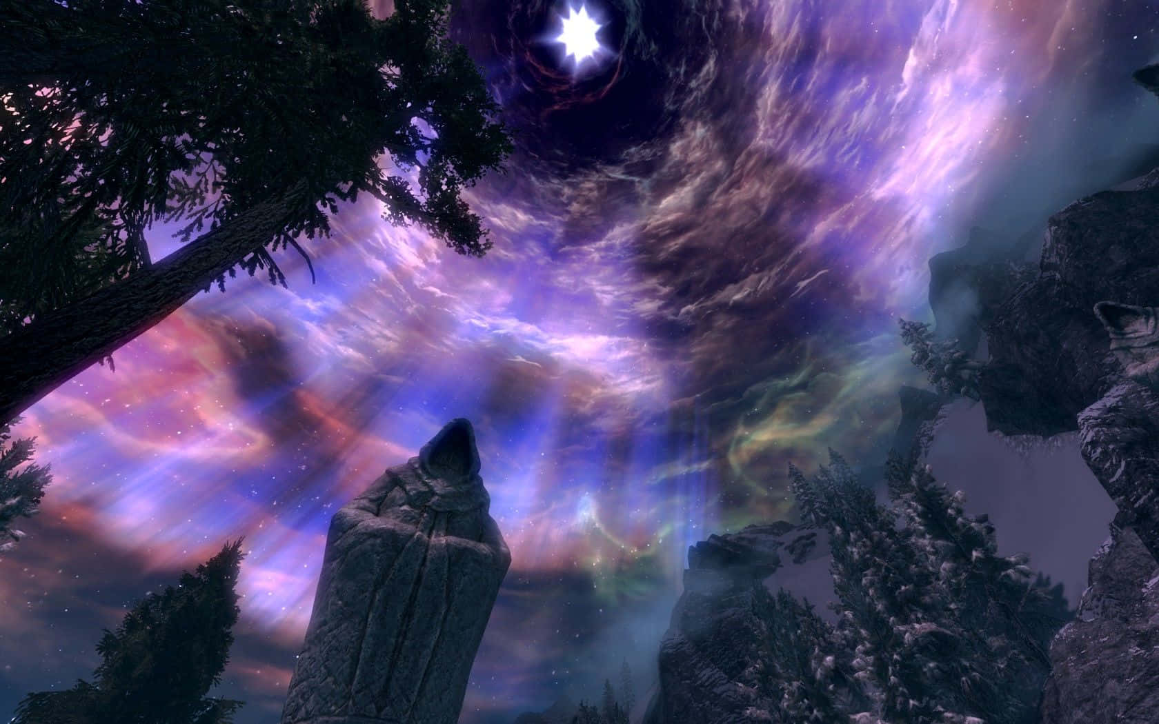 Sovngarde 桌布 壁紙 — 一個戴著兜帽的身影站在神秘森林中，上方是旋轉的宇宙天空，中心有一顆璀璨的星星。