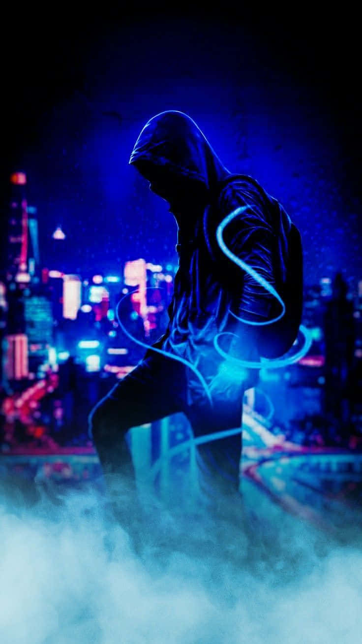 Game Art 桌布 壁紙 — 一個戴著兜帽的身影站在霧氣瀰漫、霓虹燈閃爍的城市景觀中，周圍環繞著發光的藍色能量軌跡。