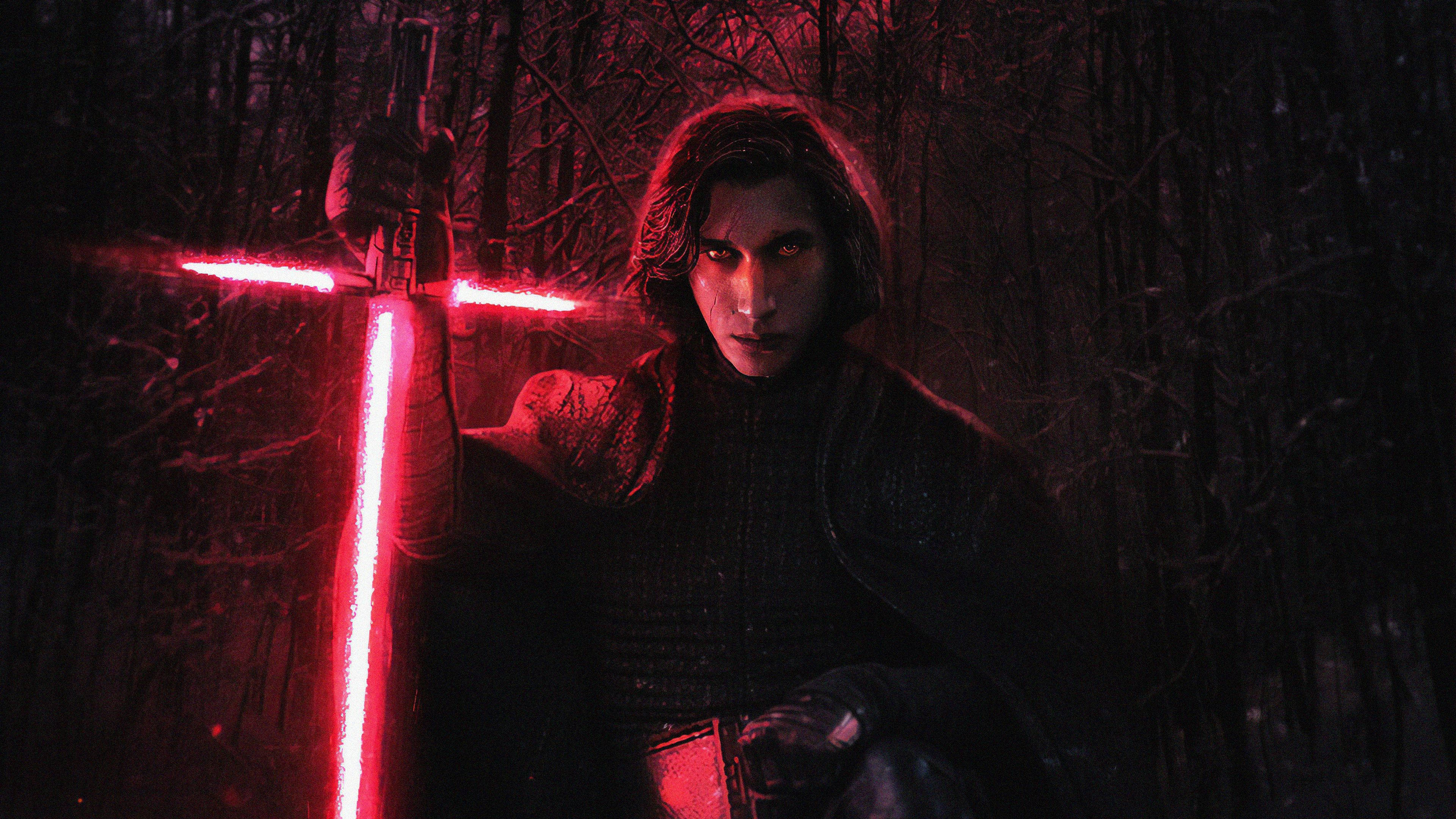 Kylo Ren 桌布 壁紙 — 一個戴著兜帽的身影站在黑暗的森林中，手持發光的紅色光劍，將詭異的光芒投射在光禿禿的樹木上。