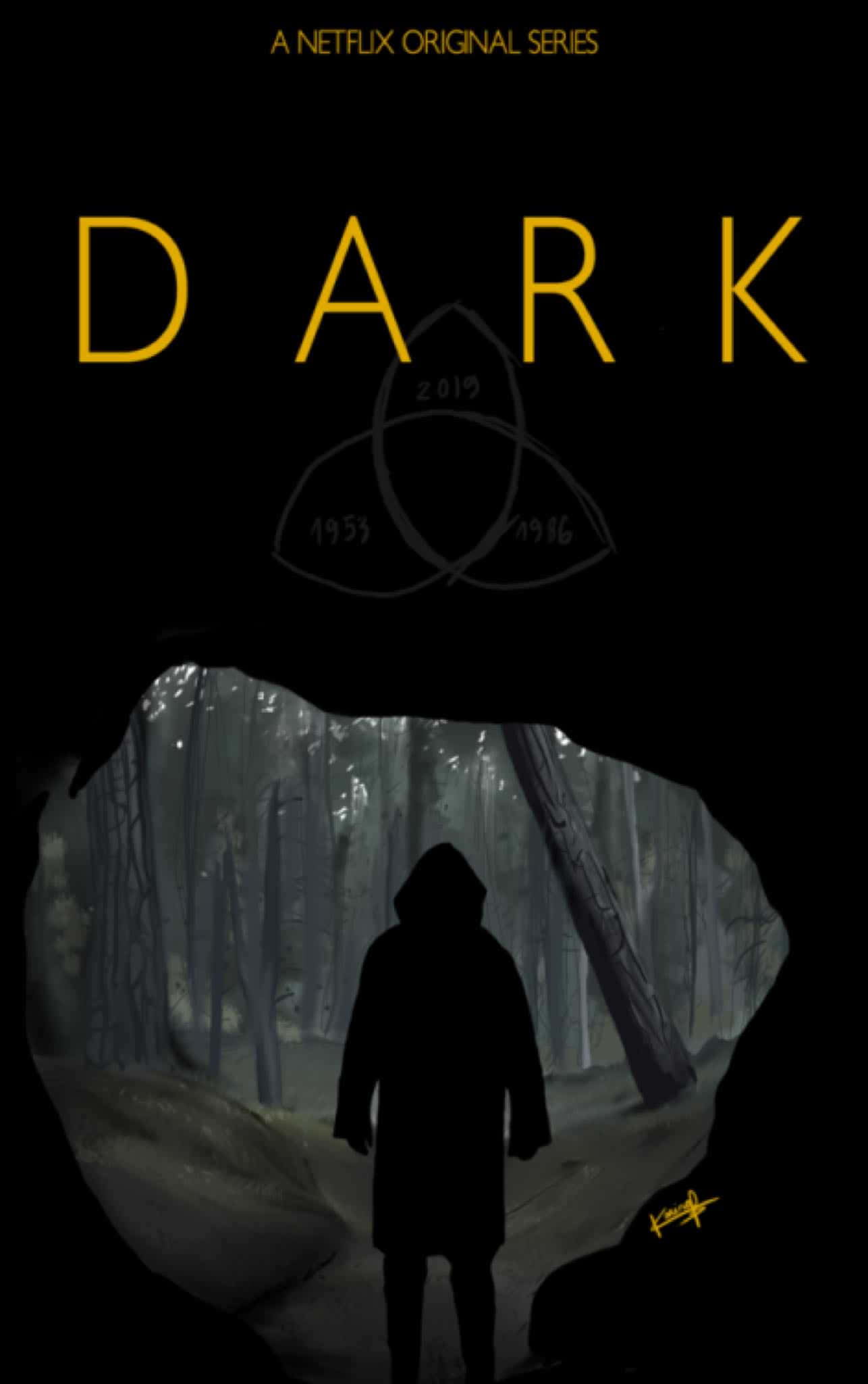 Dark Netflix 桌布 壁紙 — 一個戴著兜帽的身影站在黑暗的洞穴入口，凝視著霧氣瀰漫的森林，上方有發光的黃色標題文字。