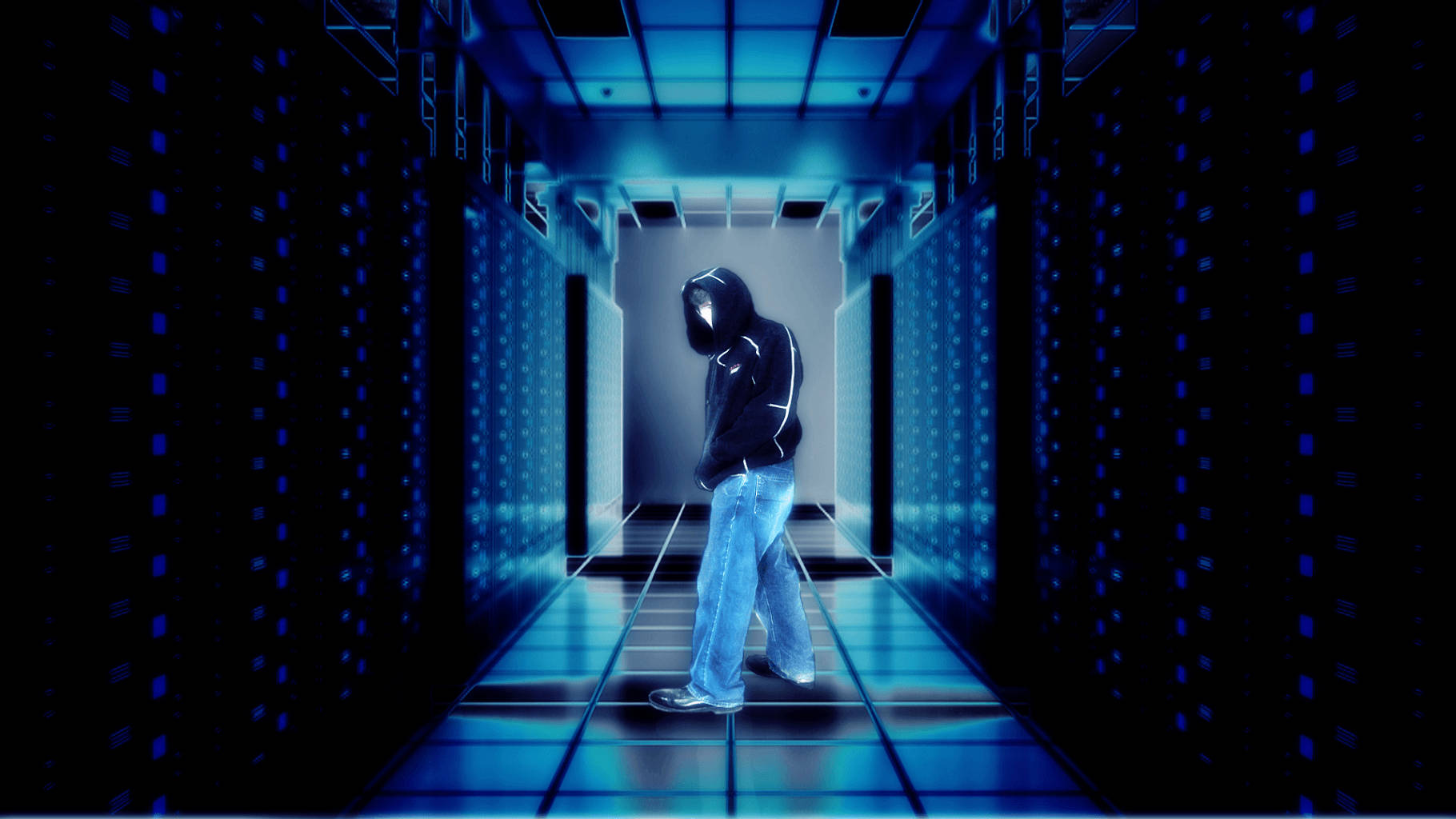 hacker 3d 桌布 壁紙 — 一個戴著兜帽的身影走過一條發著藍光的伺服器房間通道，兩旁是高聳的數據機架。