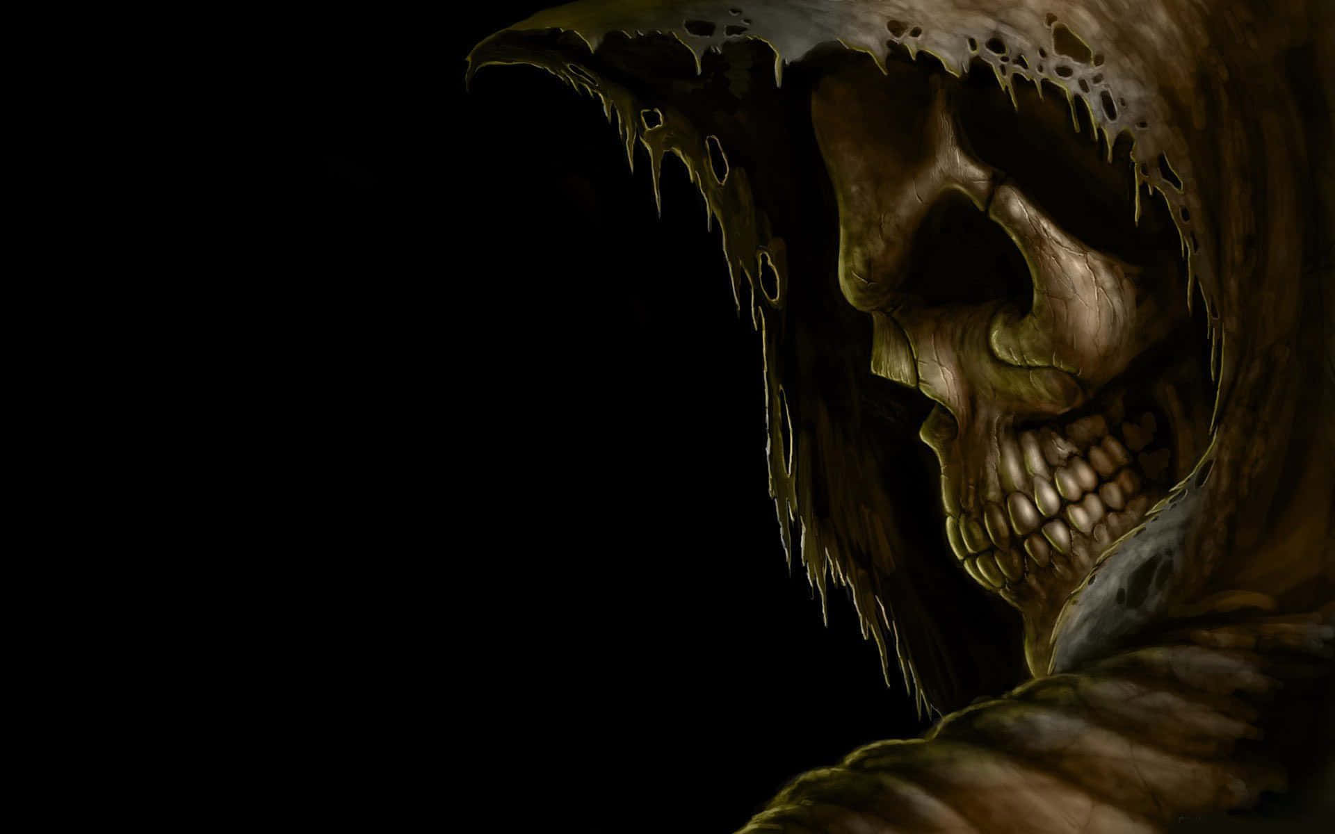 Halloween Skeleton 桌布 壁紙 — 一個戴著兜帽的骷髏臉恐怖身影從黑暗中出現，滴著腐爛的布料，眼睛發光。