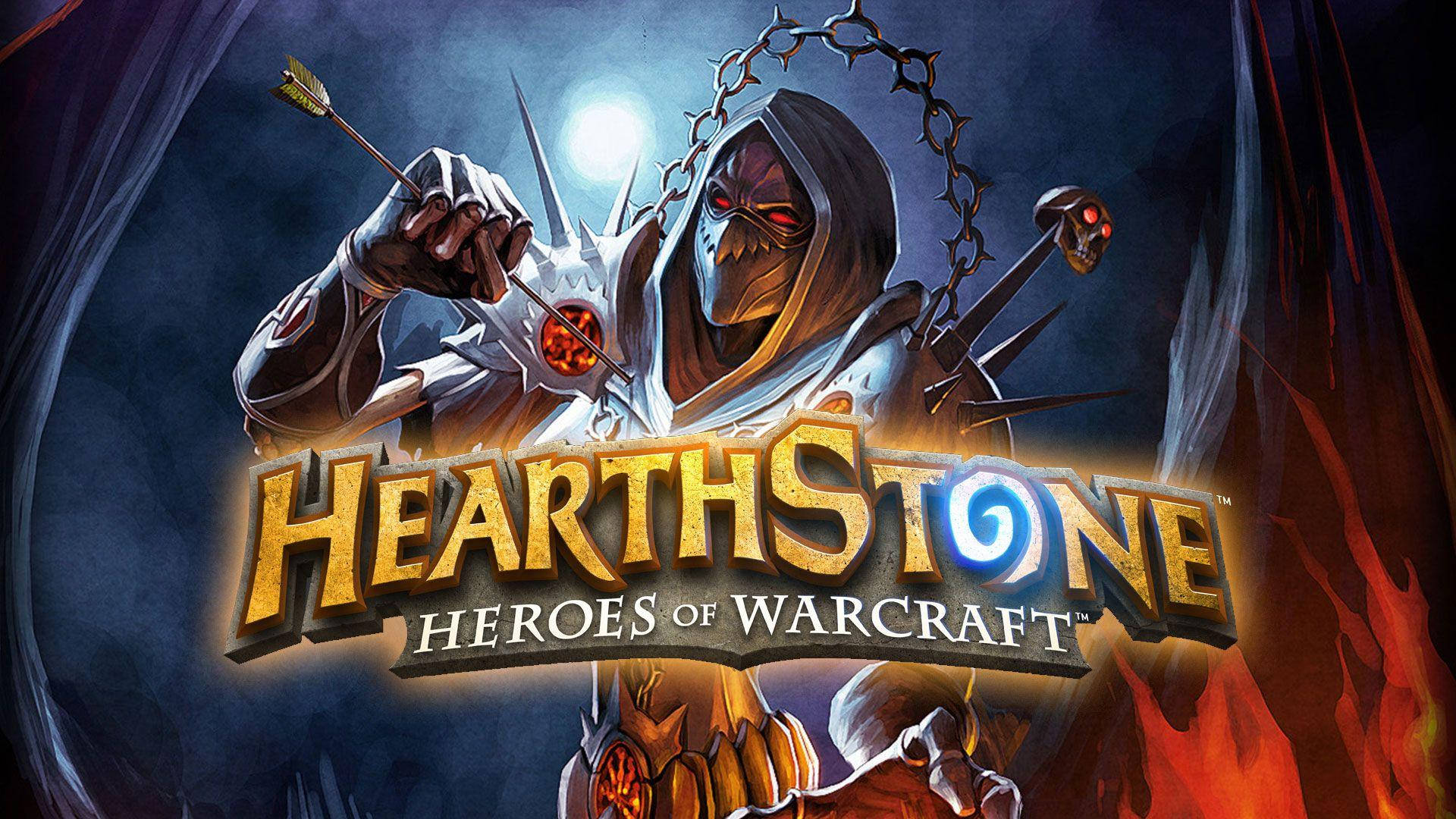 Hearthstone 桌布 壁紙 — 一個戴著兜帽的骷髏身影，擁有發光的紅色眼睛和帶刺的鎖鏈，在黑暗神秘背景下手持發光球體。