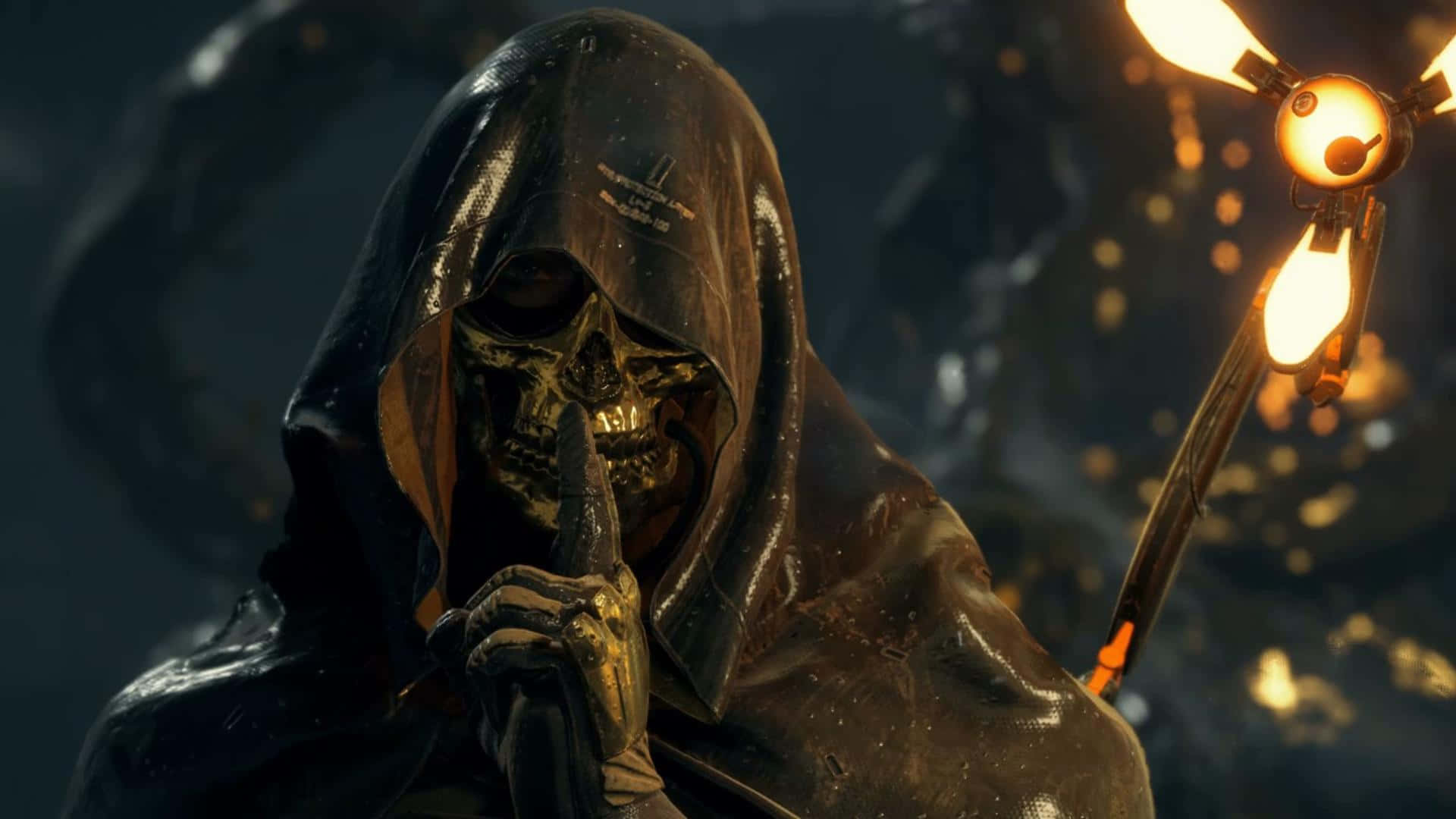 Death Stranding Pc 桌布 壁紙 — 一個戴著兜帽的骷髏身影，擁有金色頭骨，在黑暗迷霧背景下手持發光法杖。