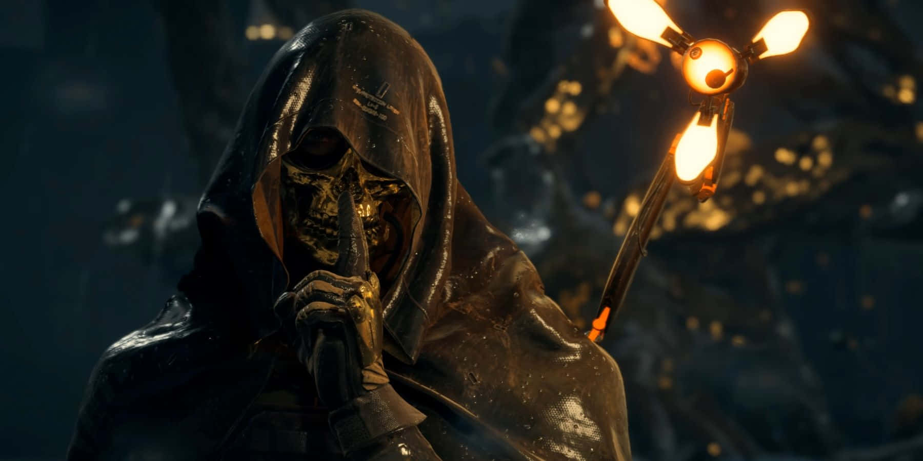 Death Stranding Pc 桌布 壁紙 — 一個戴著兜帽的骷髏身影，眼睛發光，在夜晚黑暗迷霧的森林中手持燃燒的火把。