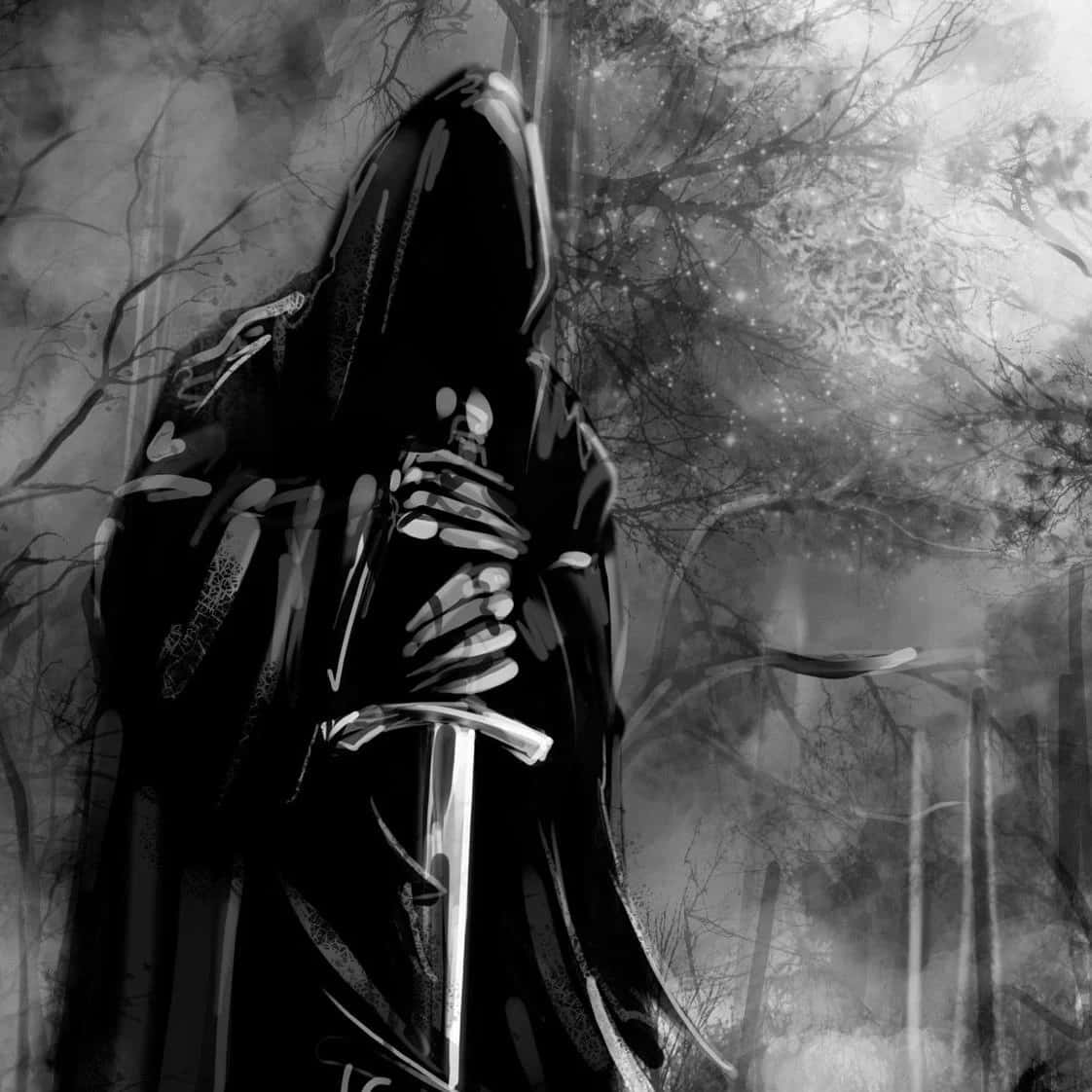 一個戴著兜帽的骷髏在夜間霧氣瀰漫的森林中持劍。 — 死神動圖 壁紙
