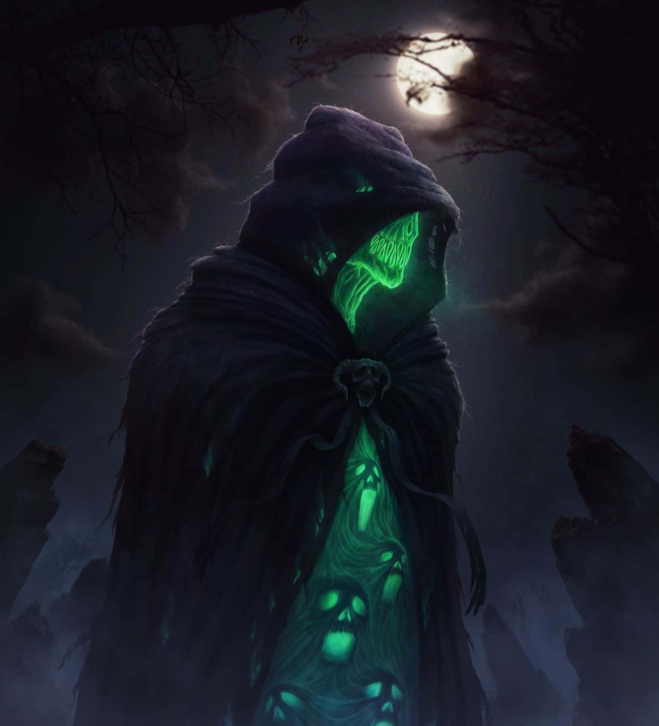 evil 桌布 壁紙 — 一個戴著兜帽的鬼影，帶著發光的綠色頭骨，在黑暗森林的滿月下從迷霧中出現。