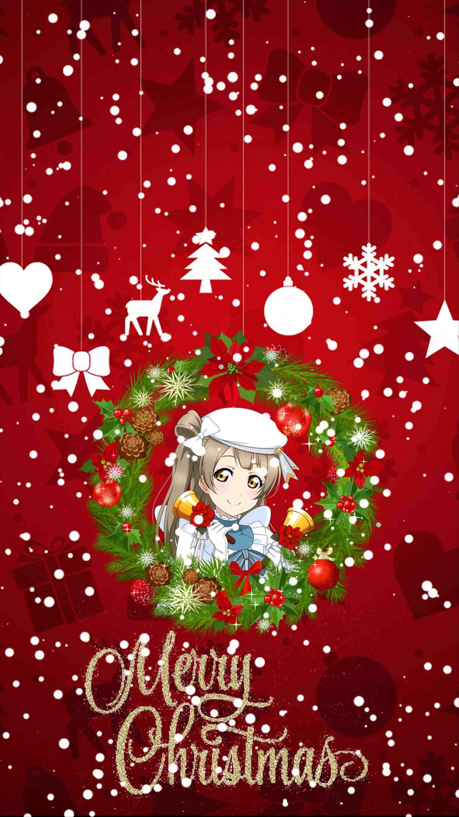 聖誕美學 桌布 壁紙 — 一個戴著冬帽的開心動漫女孩坐在一個節日綠色花環內，花環裝飾著紅色漿果、松果和金鈴，背景是鮮豔的紅色，有飄落的雪花、裝飾品和'Merry Christmas'文字。