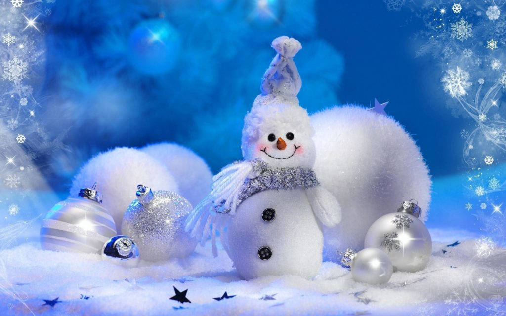 Scenes 桌布 壁紙 — 一個戴著圍巾和帽子的快樂雪人站在被閃閃發光的裝飾品和飄落的雪花包圍的雪白藍色冬季場景中。