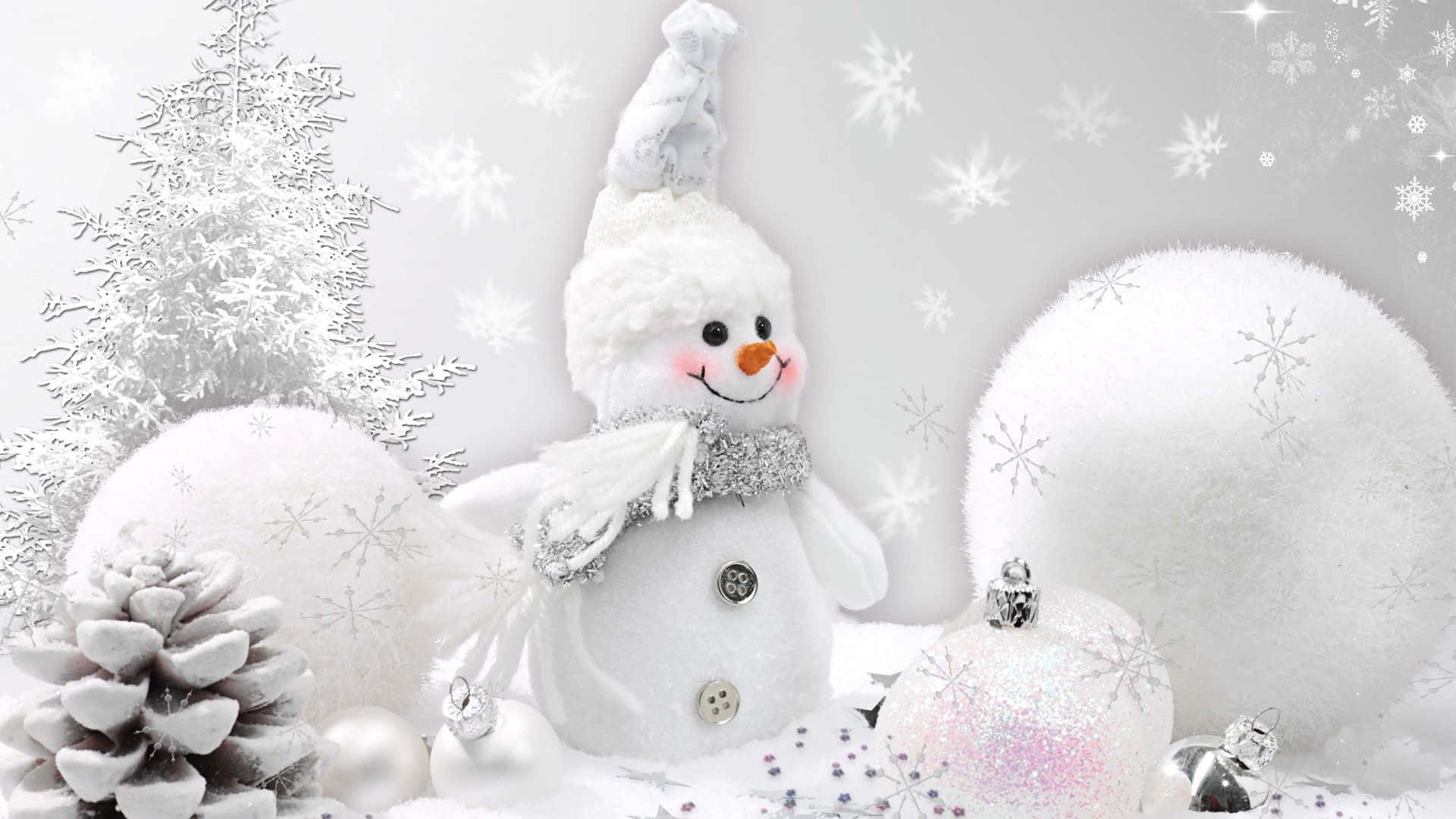 雪 桌布 壁紙 — 一個戴著圍巾和胡蘿蔔鼻子的快樂雪人站在被雪覆蓋的松果和裝飾品旁邊，雪花飄落。