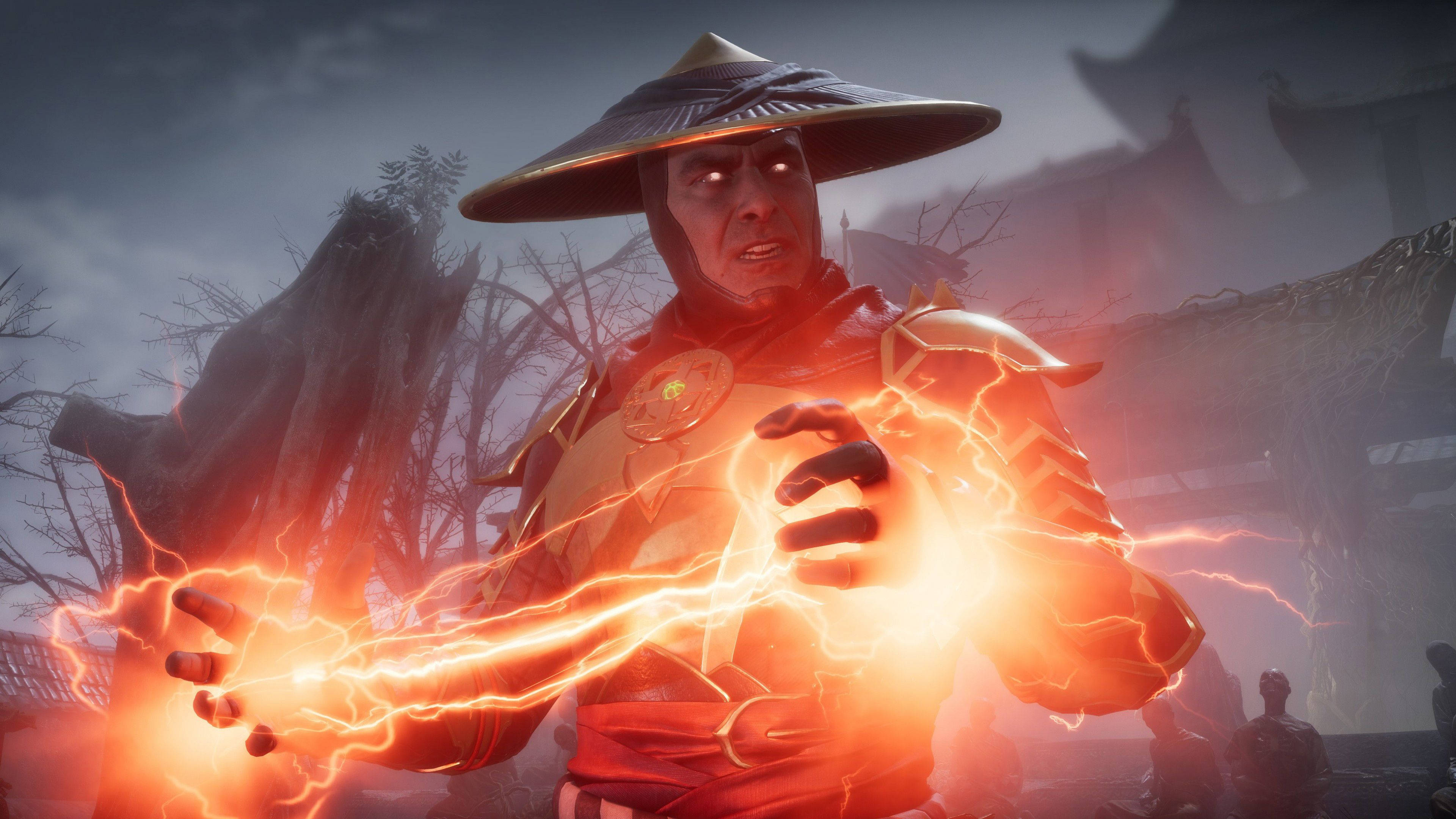 Mortal Kombat 11 桌布 壁紙 — 一個戴著圓錐形帽子的戰士，在霧氣瀰漫、陰森的背景中，雙手之間引導著發光的橙色閃電。