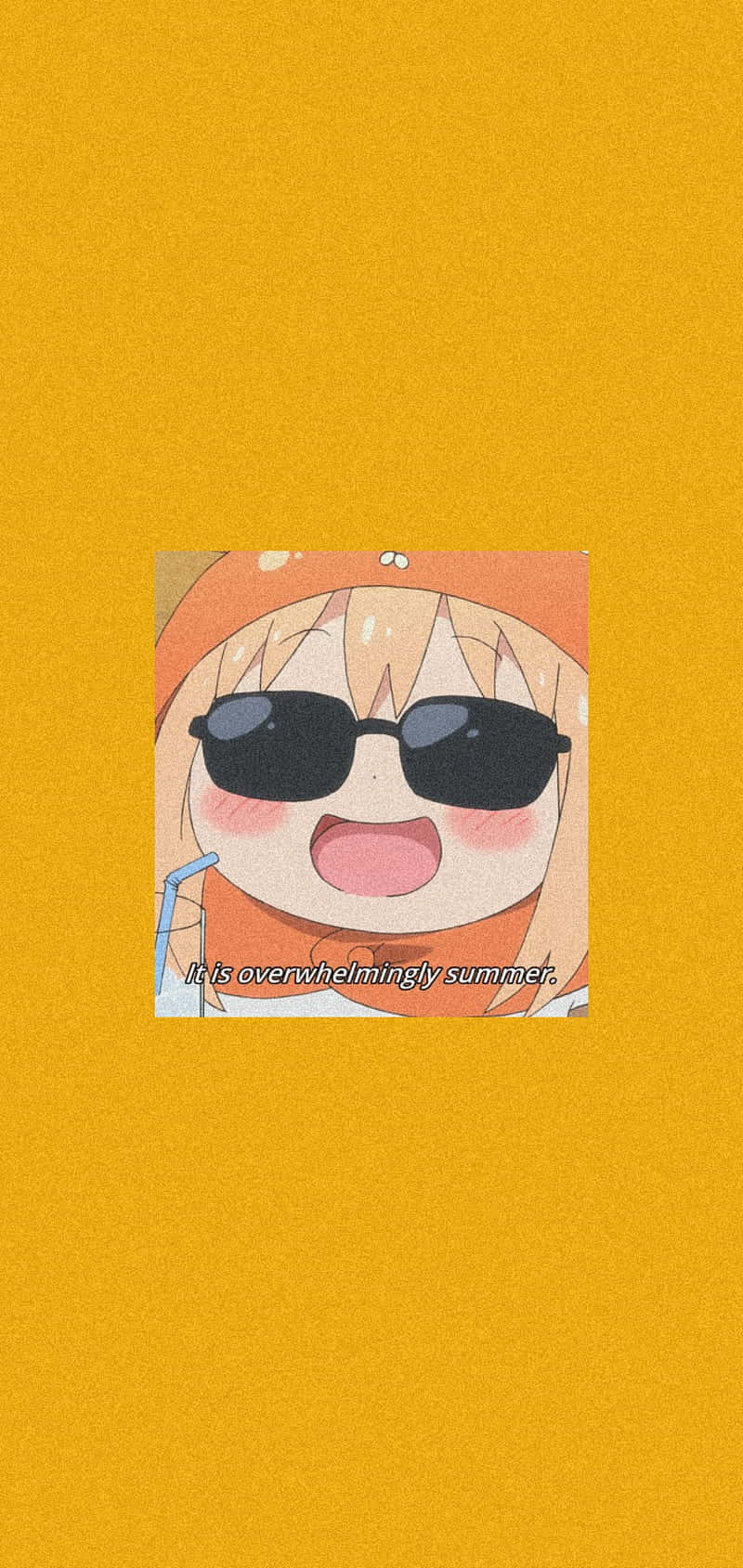 Umaru 桌布 壁紙 — 一個戴著太陽眼鏡和橙色帽子的開朗動畫女孩在純黃色背景前微笑，上面寫著「這是壓倒性的夏天」。