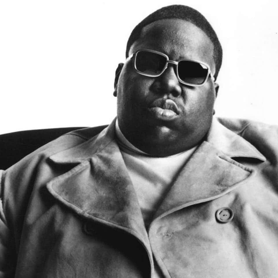 hiphop 桌布 壁紙 — 一個戴著太陽眼鏡和風衣的男人做出鬼臉的黑白肖像。