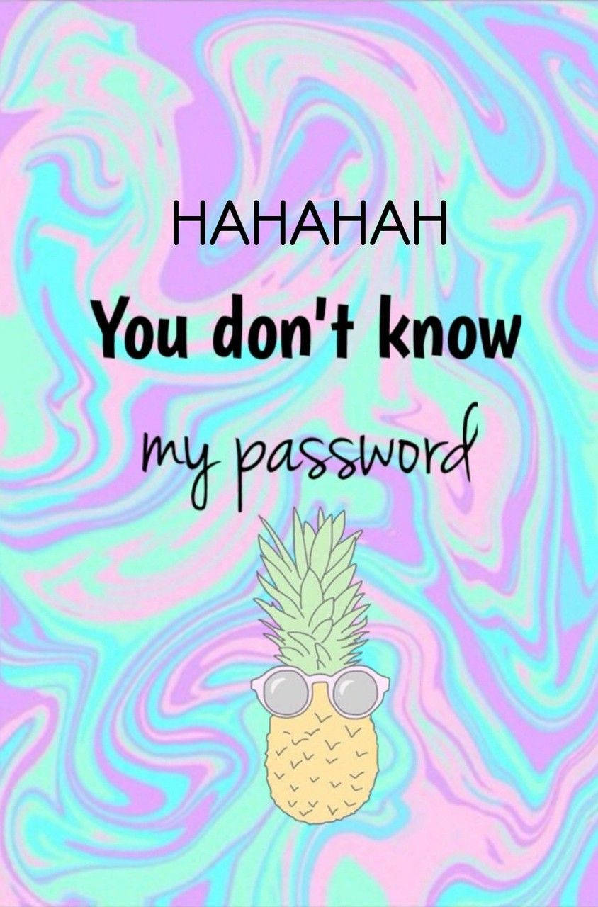 Hahaha 桌布 壁紙 — 一個戴著太陽眼鏡的卡通鳳梨在旋轉的粉彩迷幻背景上大笑，並帶有文字。