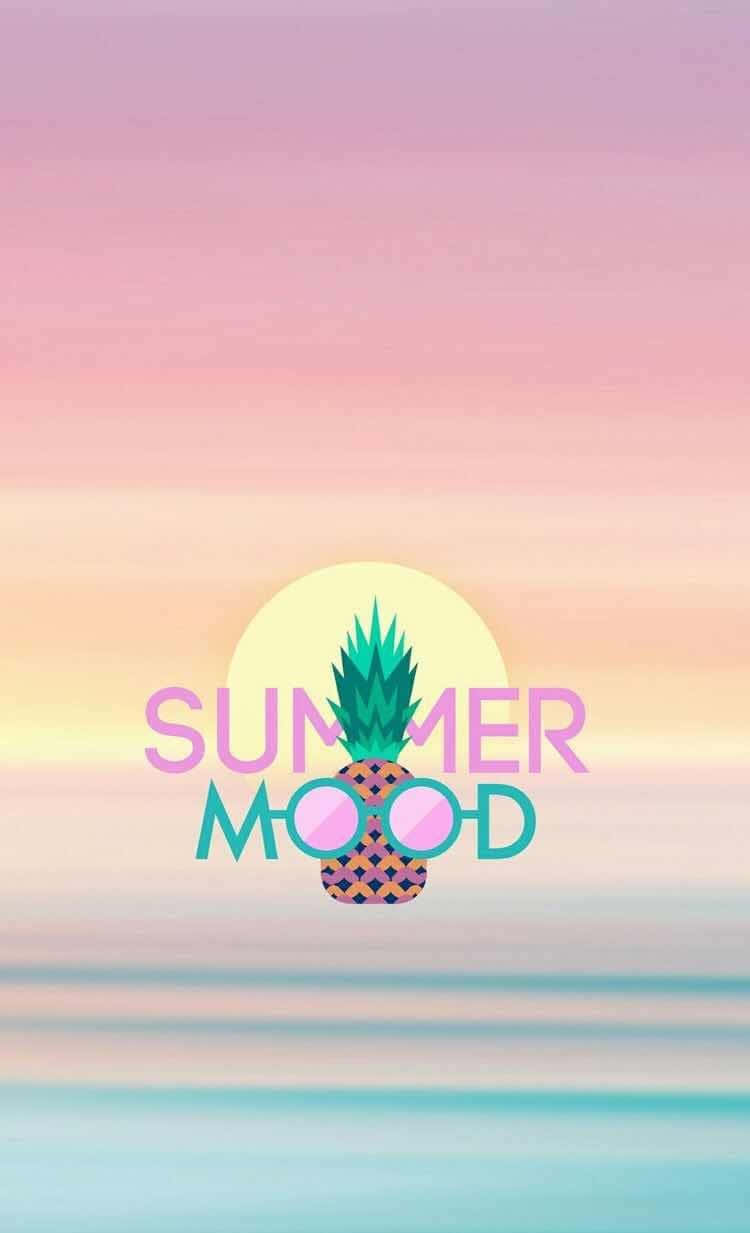 Pastel Summer 桌布 壁紙 — 一個戴著太陽眼鏡的風格化鳳梨在平靜的藍綠色水面上漂浮，背景是粉彩色的日落天空。