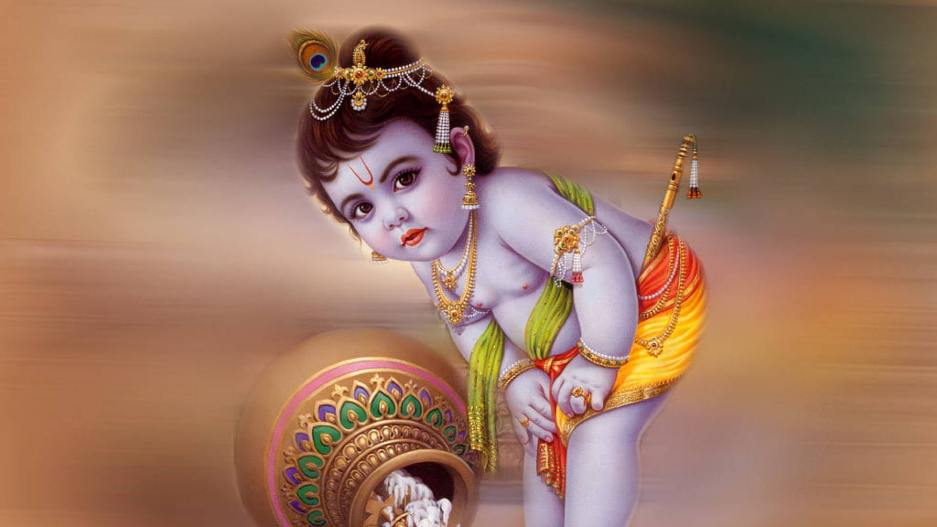 little krishna HD 桌布 壁紙 — 一個戴著孔雀羽毛皇冠和金色飾品的神聖小孩，在柔和模糊的背景前，頑皮地從裝飾罐中倒出水來。
