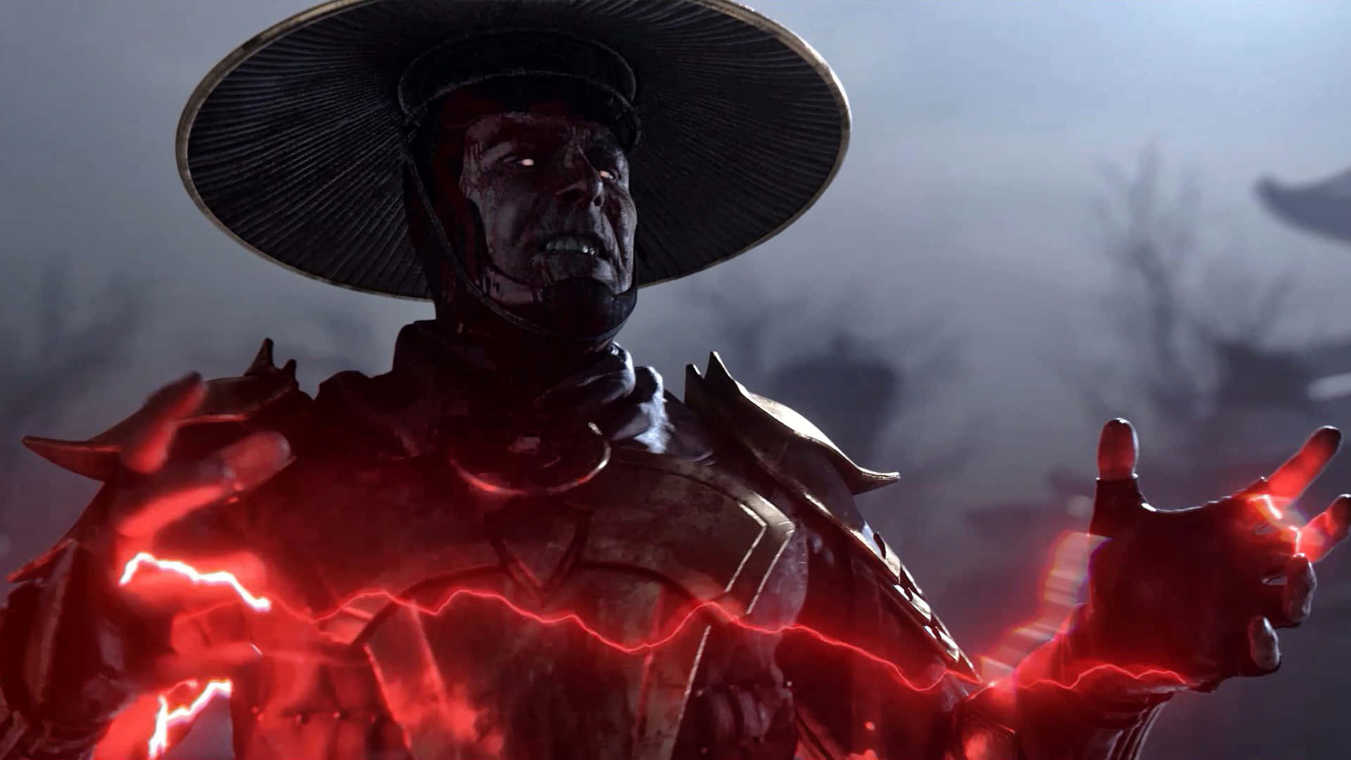 Mortal Kombat Raiden 桌布 壁紙 — 一個戴著寬邊帽的威脅性戰士，在霧氣繚繞的背景中，透過雙手引導發光的紅色閃電。