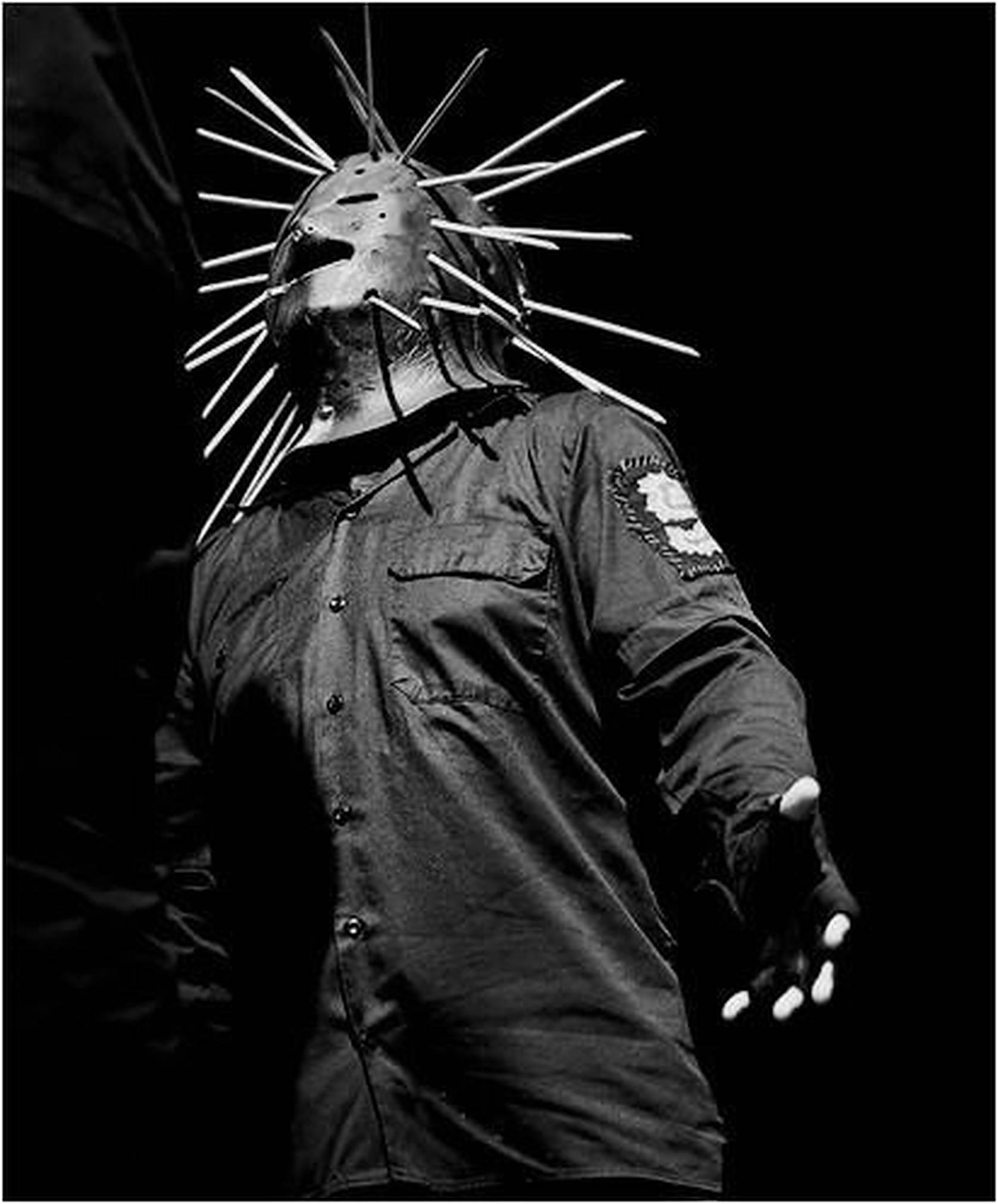 craig jones 桌布 壁紙 — 一個戴著尖刺面具、身穿深色襯衫的可怕人物，在黑色背景前以高對比度的黑白呈現。
