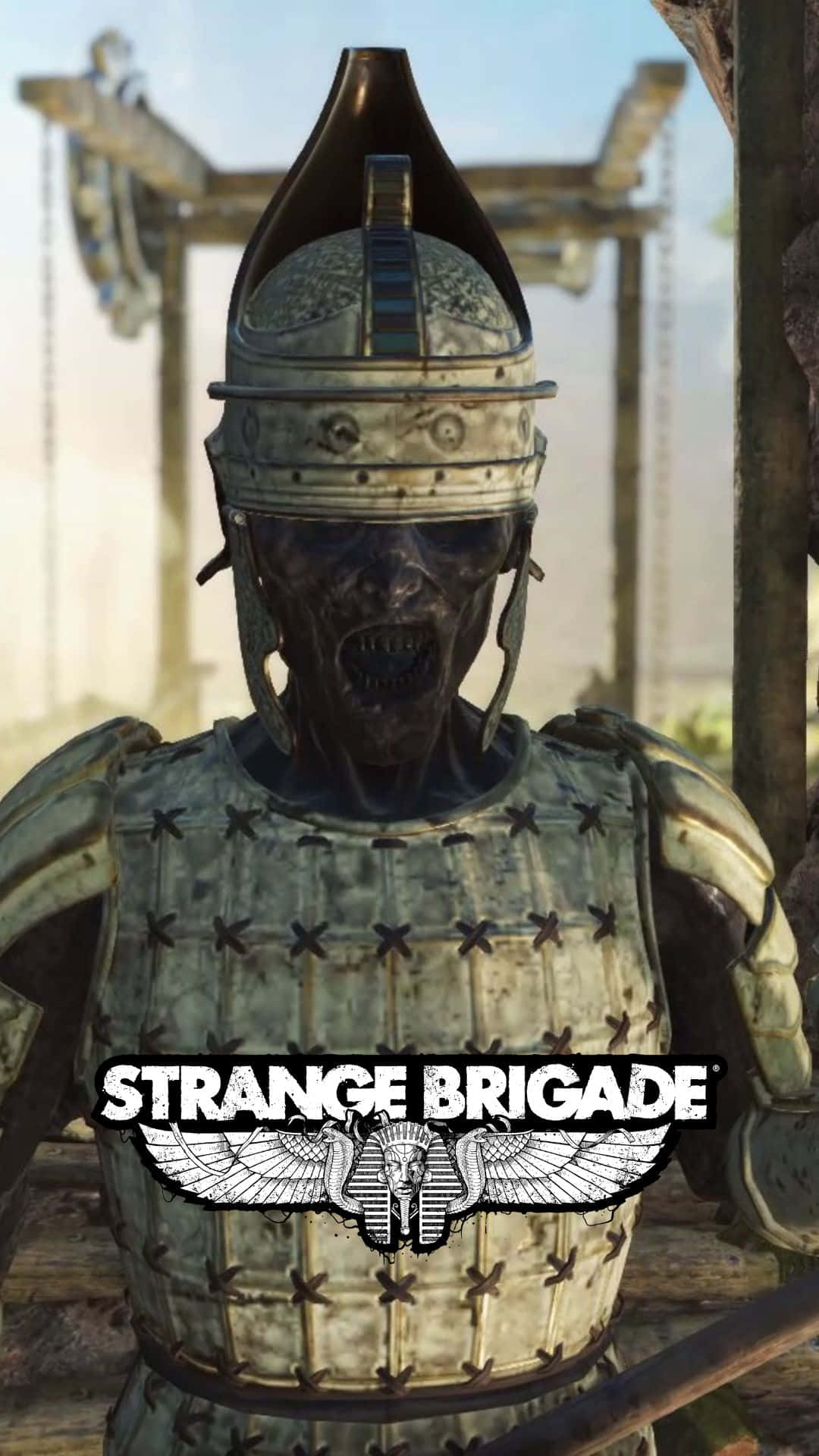 Android Strange Brigade 桌布 壁紙 — 一個戴著尖刺頭盔、表情猙獰的可怕裝甲戰士，站在陽光普照的廢墟中，遊戲標誌清晰可見。