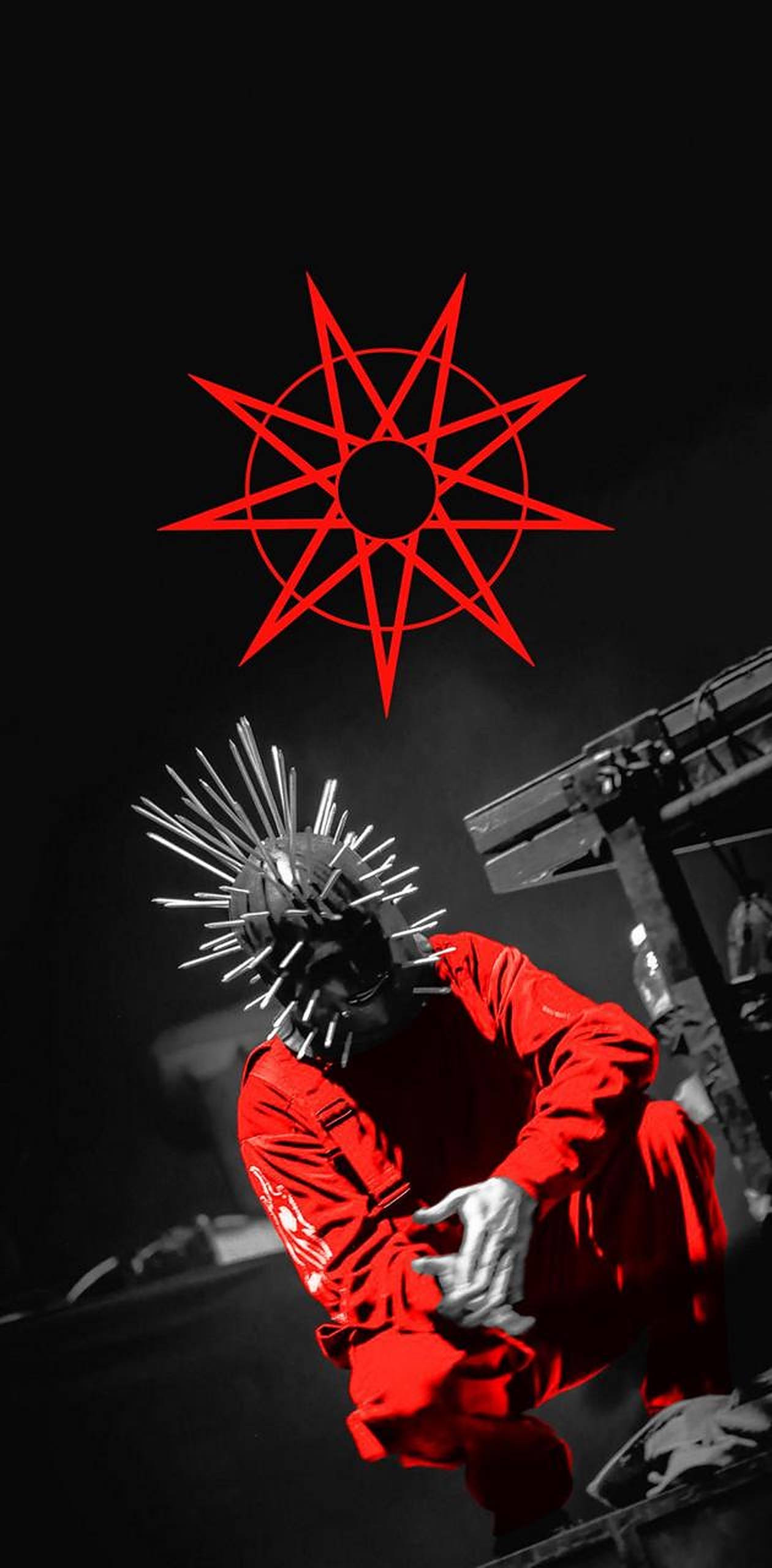 craig jones 桌布 壁紙 — 一個戴著尖刺頭盔、身穿紅色服裝的人物，在黑暗背景中一個發光的紅色星星符號下蹲伏。