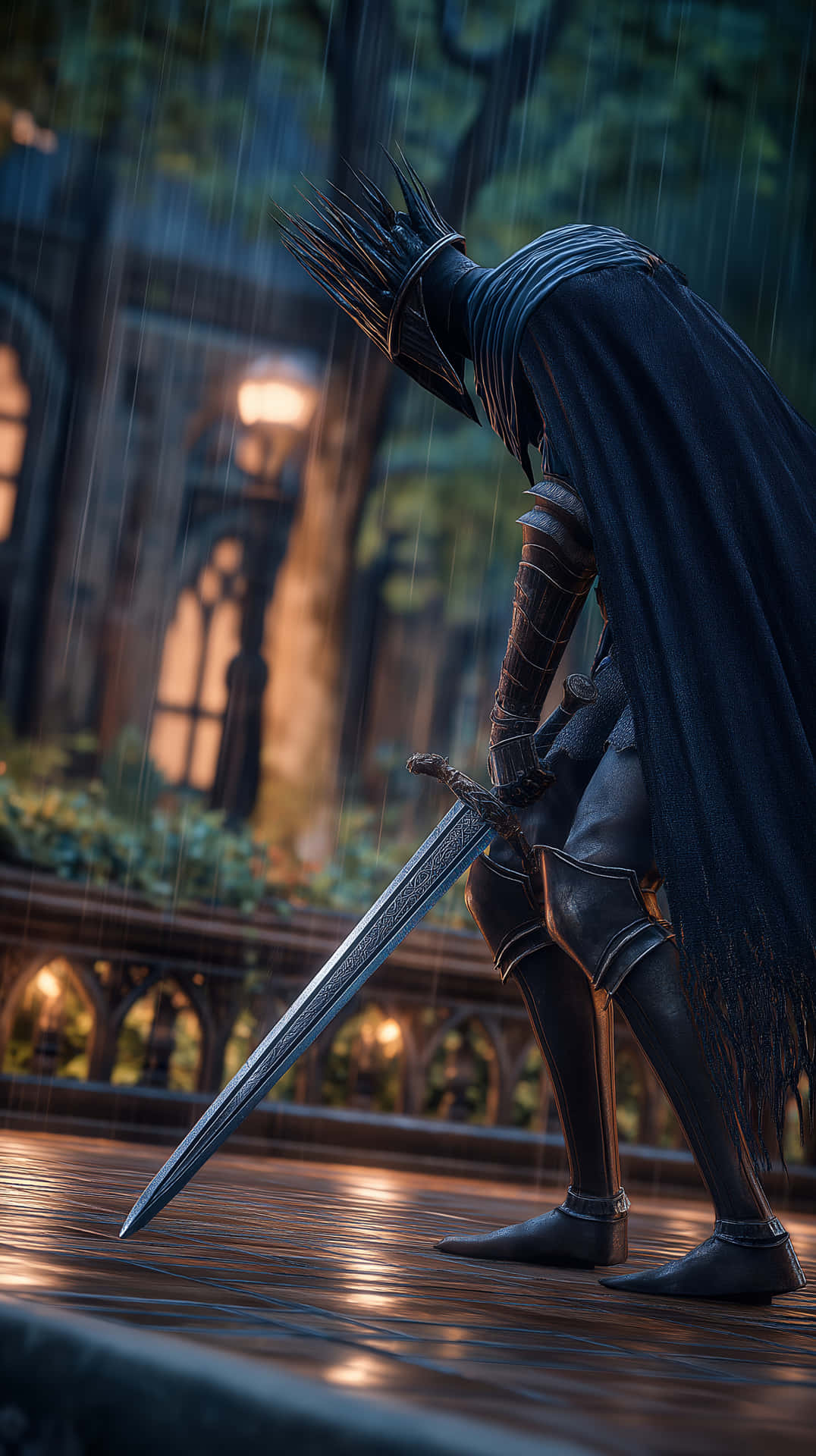 Fantasy Knight in Crowned Armor Standing in Rain 壁紙 — 一個戴著尖刺頭盔的披風騎士獨自站在雨中，在發光的窗戶附近的木橋上握著劍。