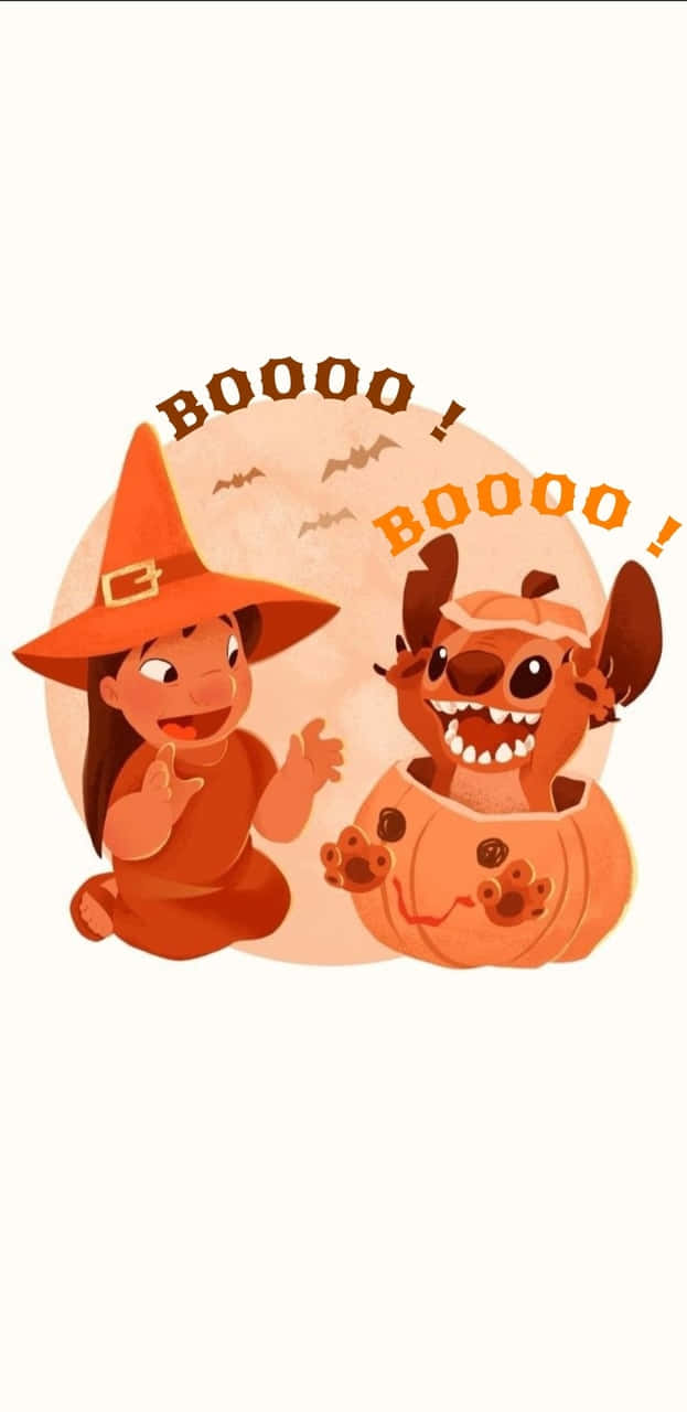 桌布 壁紙 — 一個戴著巫師帽的開心卡通女孩和南瓜中的史迪奇都對著有蝙蝠的淡橙色月亮大喊 BOOOO！