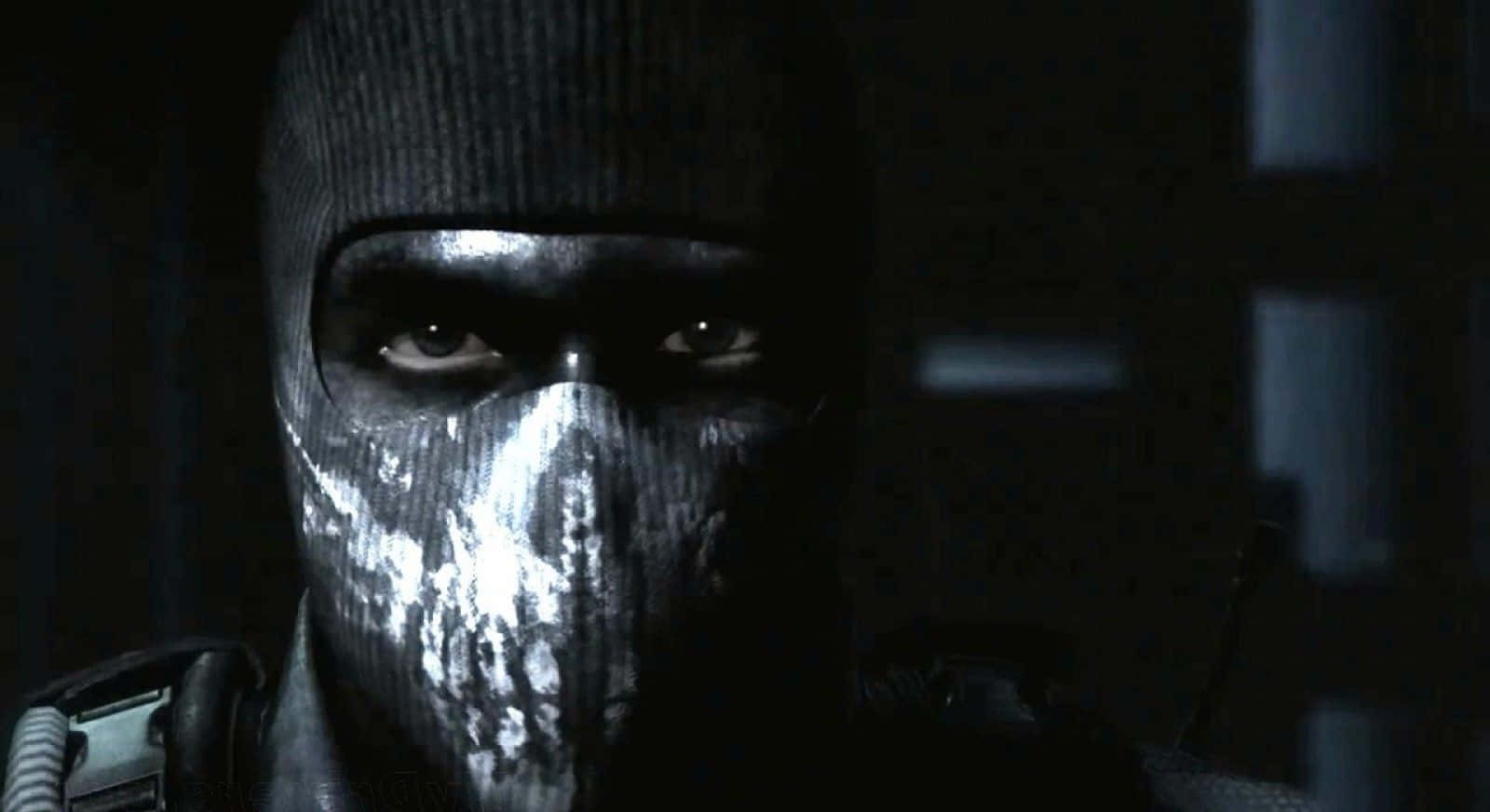 Call Of Duty Ghosts 桌布 壁紙 — 一個戴著巴拉克拉法帽、帶有白色條紋面具的陰影人物，在昏暗的環境中凝視著。