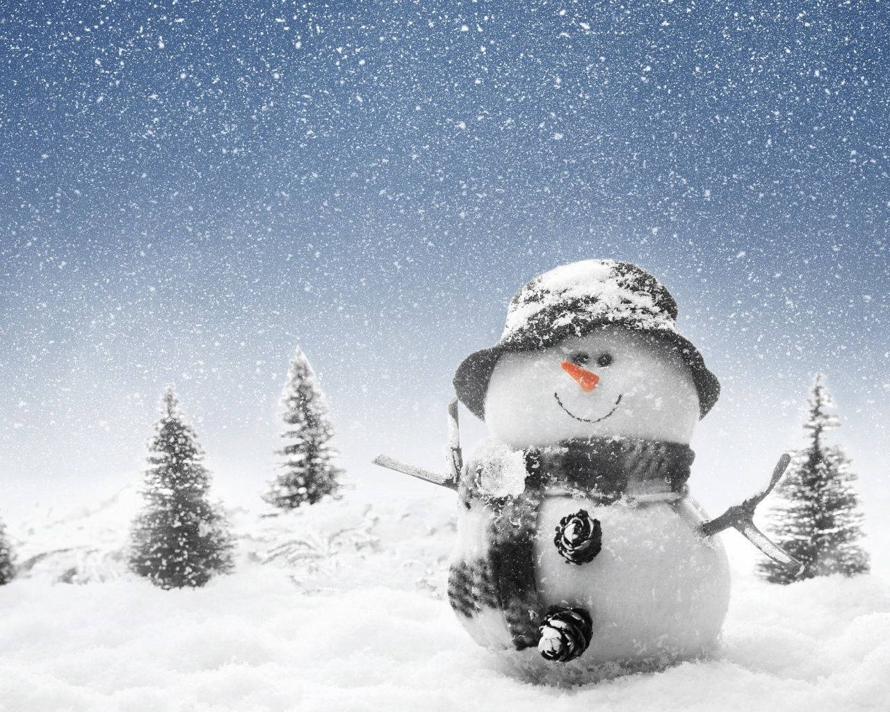 雪人 桌布 壁紙 — 一個戴著帽子和圍巾的快樂雪人站在雪地上，雪花飄落，背景是藍天和常青樹。