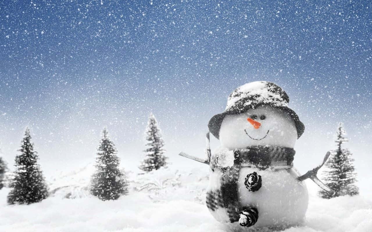  壁紙 — 一個戴著帽子和圍巾的快樂雪人站在白雪覆蓋的森林中，雪花在藍天下飄落。