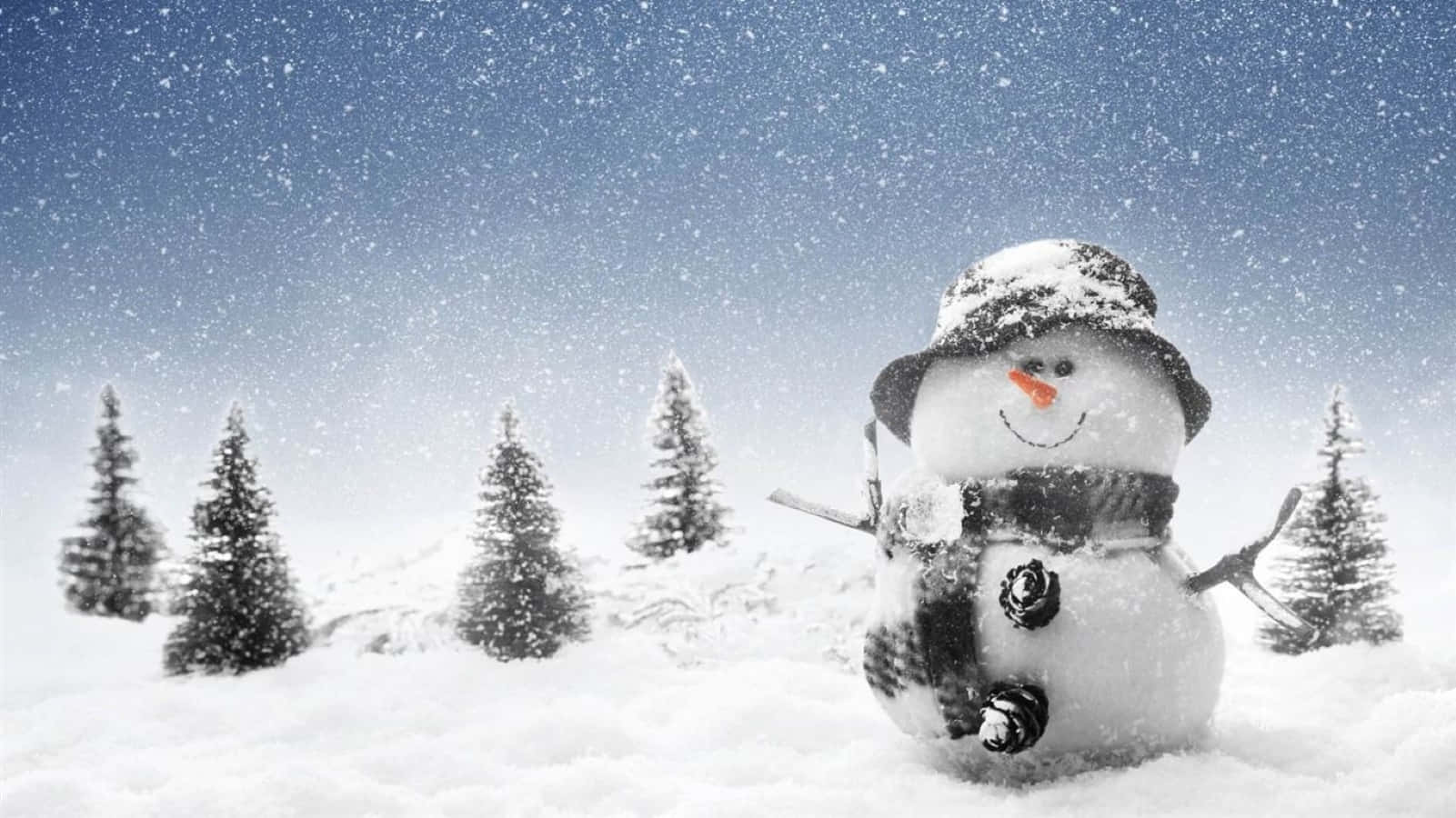 Cute Winter Aesthetic 桌布 壁紙 — 一個戴著帽子和圍巾的快樂雪人站在雪花飄落的雪地森林中。