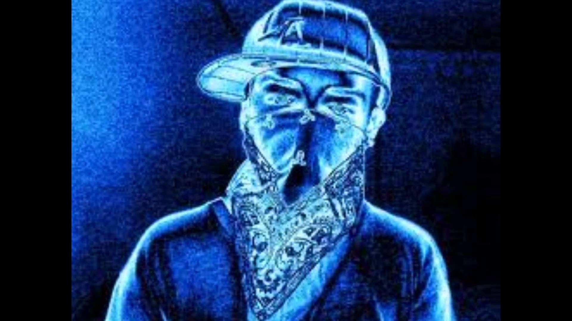 Crip 桌布 壁紙 — 一個戴著帽子和圖案頭巾的人，站在單色藍色調中，帶有粗糙紋理效果。