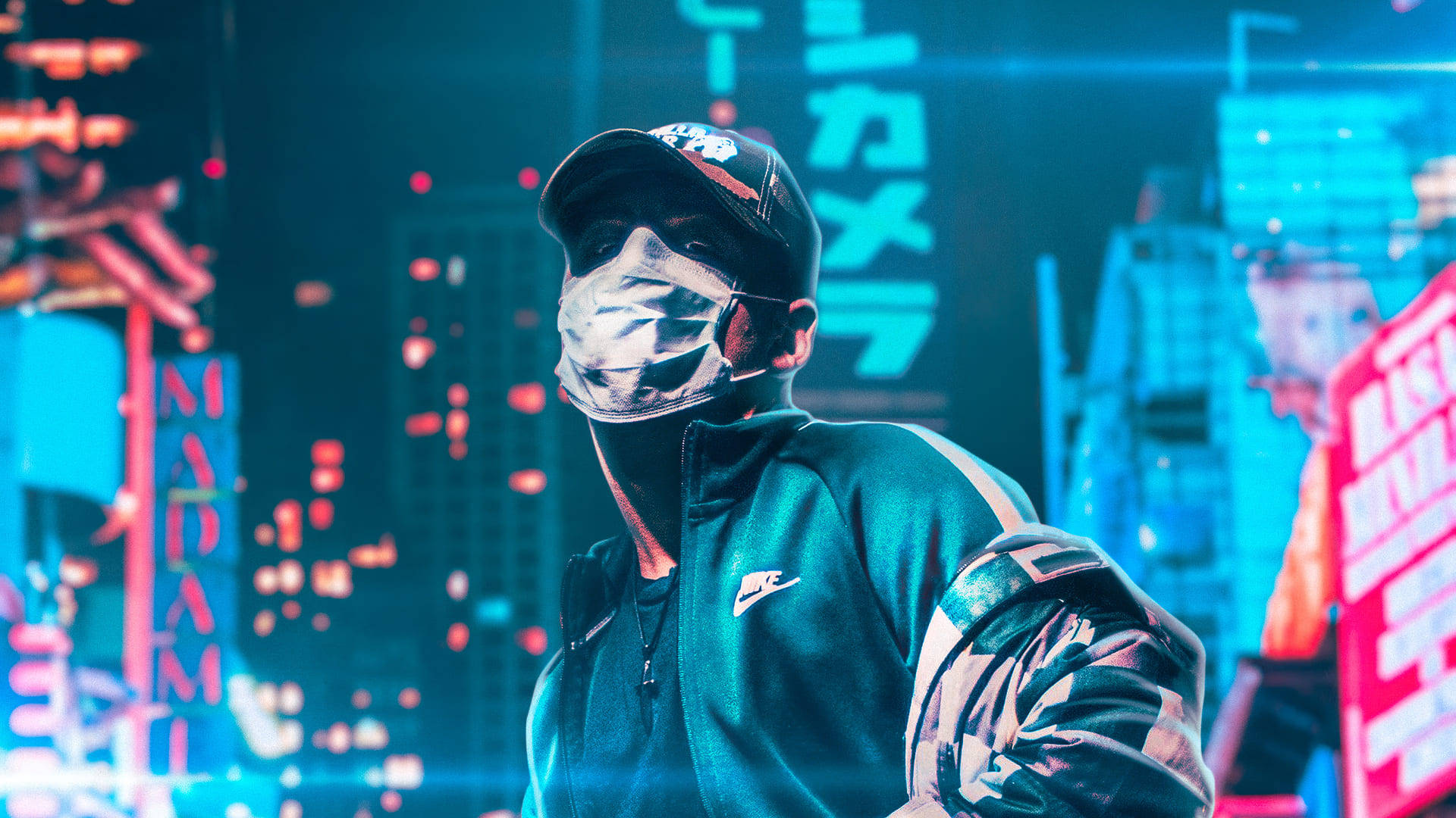 Trendy Aesthetic 桌布 壁紙 — 一個戴著帽子和夾克的蒙面男子站在霓虹燈閃爍的城市天際線前，背景有發光的招牌和模糊的城市燈光。