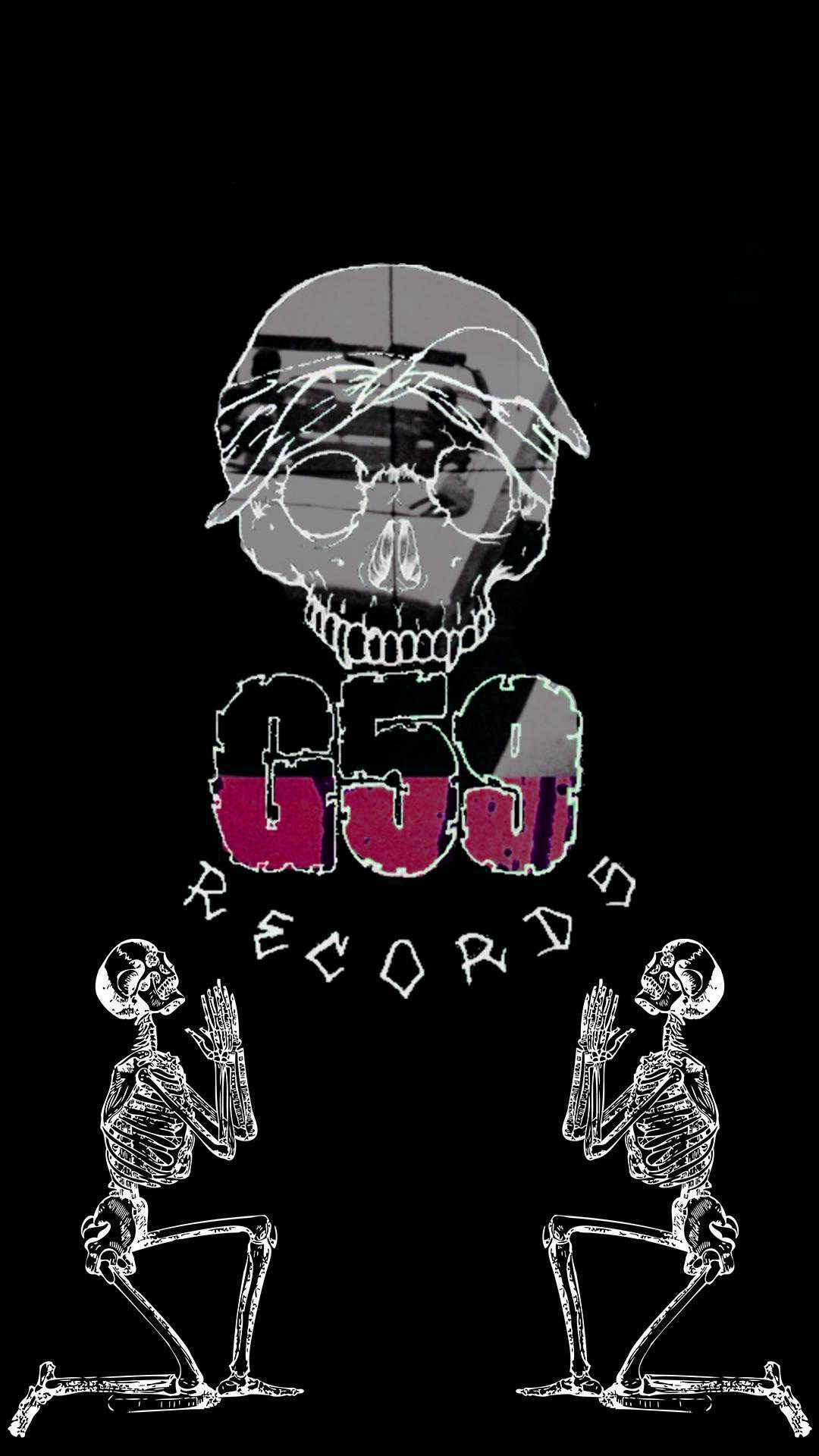 suicideboys 桌布 壁紙 — 一個戴著帽子和眼鏡的風格化頭骨，在G59 RECORDS文字下方聳立在兩個跪著的骷髏之上。