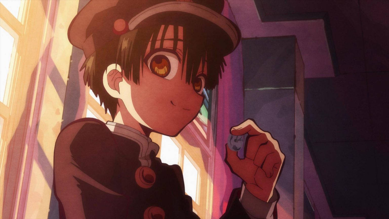 hanako 桌布 壁紙 — 一個戴著帽子和穿著制服的年輕動畫男孩在溫暖光線的走廊中微笑著拿著一個小小的發光球體。