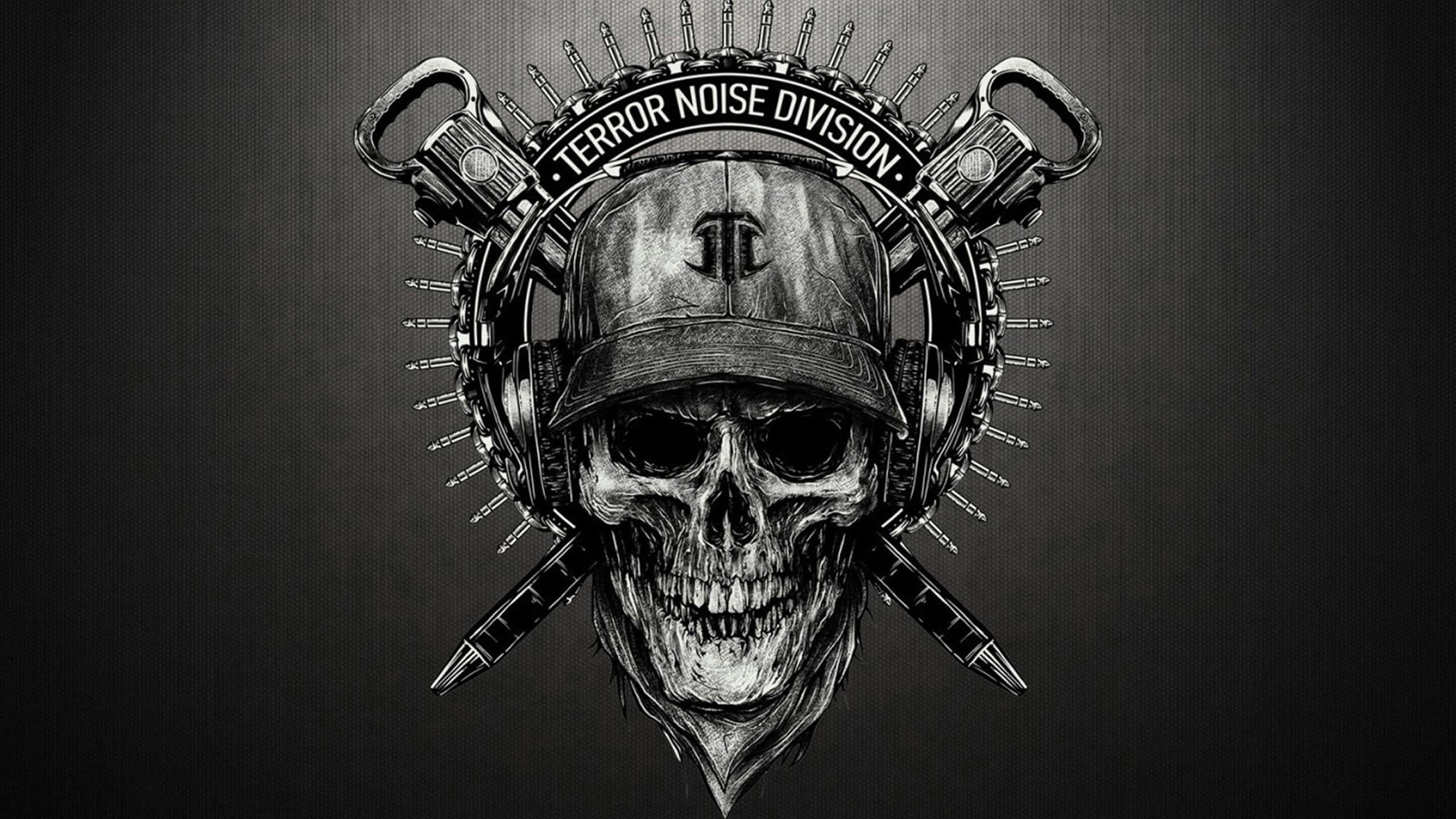 Cool Skull 桌布 壁紙 — 一個戴著帽子和耳機的頭骨，被交叉的鏈鋸刀片和尖刺包圍，並帶有「TERROR NOISE DIVISION」文字。