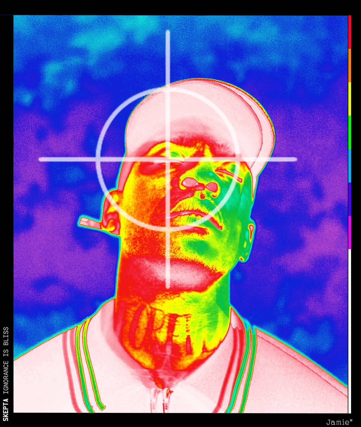 Skepta 桌布 壁紙 — 一個戴著帽子的男人的熱成像肖像，帶有十字準線疊加，背景為充滿活力的藍色。