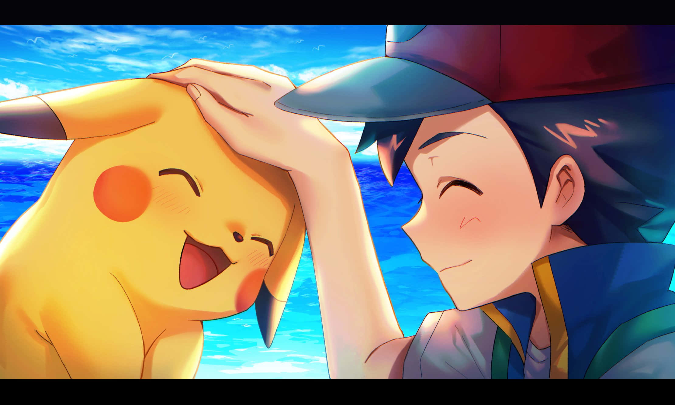Ash And Pikachu 桌布 壁紙 — 一個戴著帽子的開朗動畫男孩，在明亮的藍色海洋天空下輕輕撫摸皮卡丘的頭。