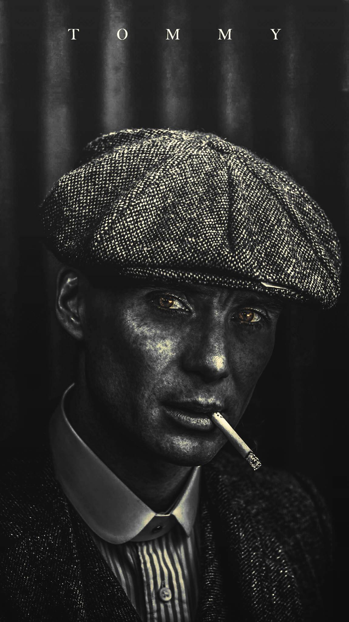 席尼·墨菲 桌布 壁紙 — 一個戴著平頂帽的男人在深色窗簾背景下抽煙，眼神強烈，營造出陰鬱的黑白肖像。