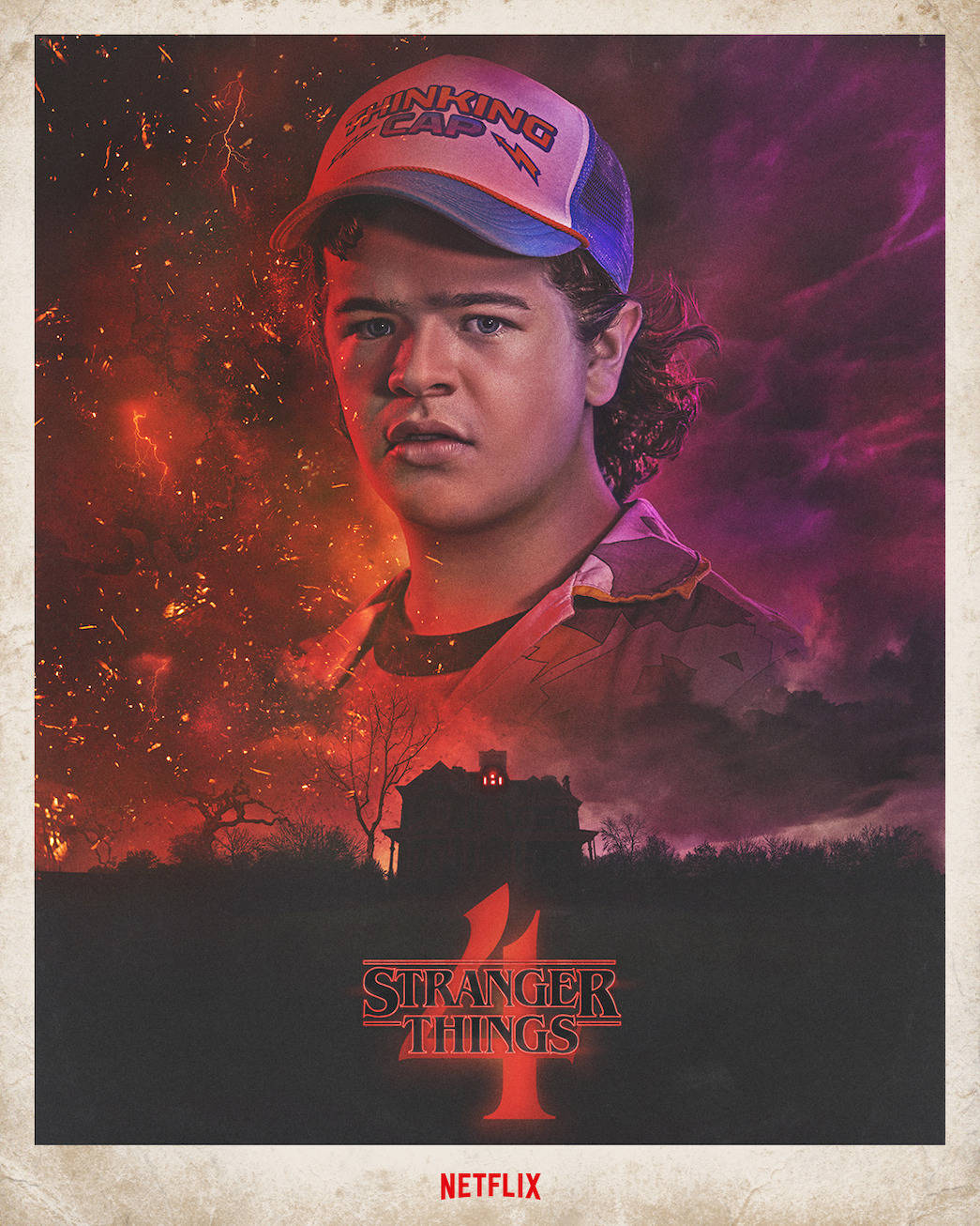 Stranger Things 4 桌布 壁紙 — 一個戴著思考帽的年輕男子，在熾熱的紫色天空下，下方有鬼屋剪影，他凝視著。