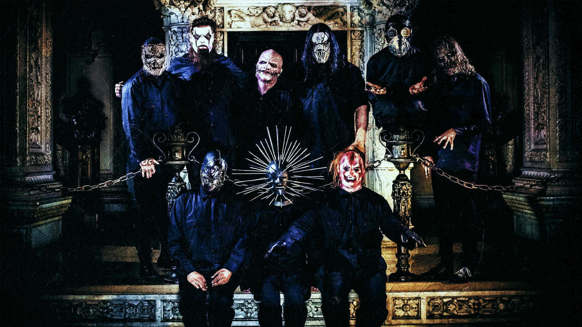 Slipknot 桌布 壁紙 — 一個戴著怪誕面具的樂團在一個黑暗華麗的豪宅大廳中，帶著鎖鏈和哥德式裝飾，戲劇性地擺姿勢。