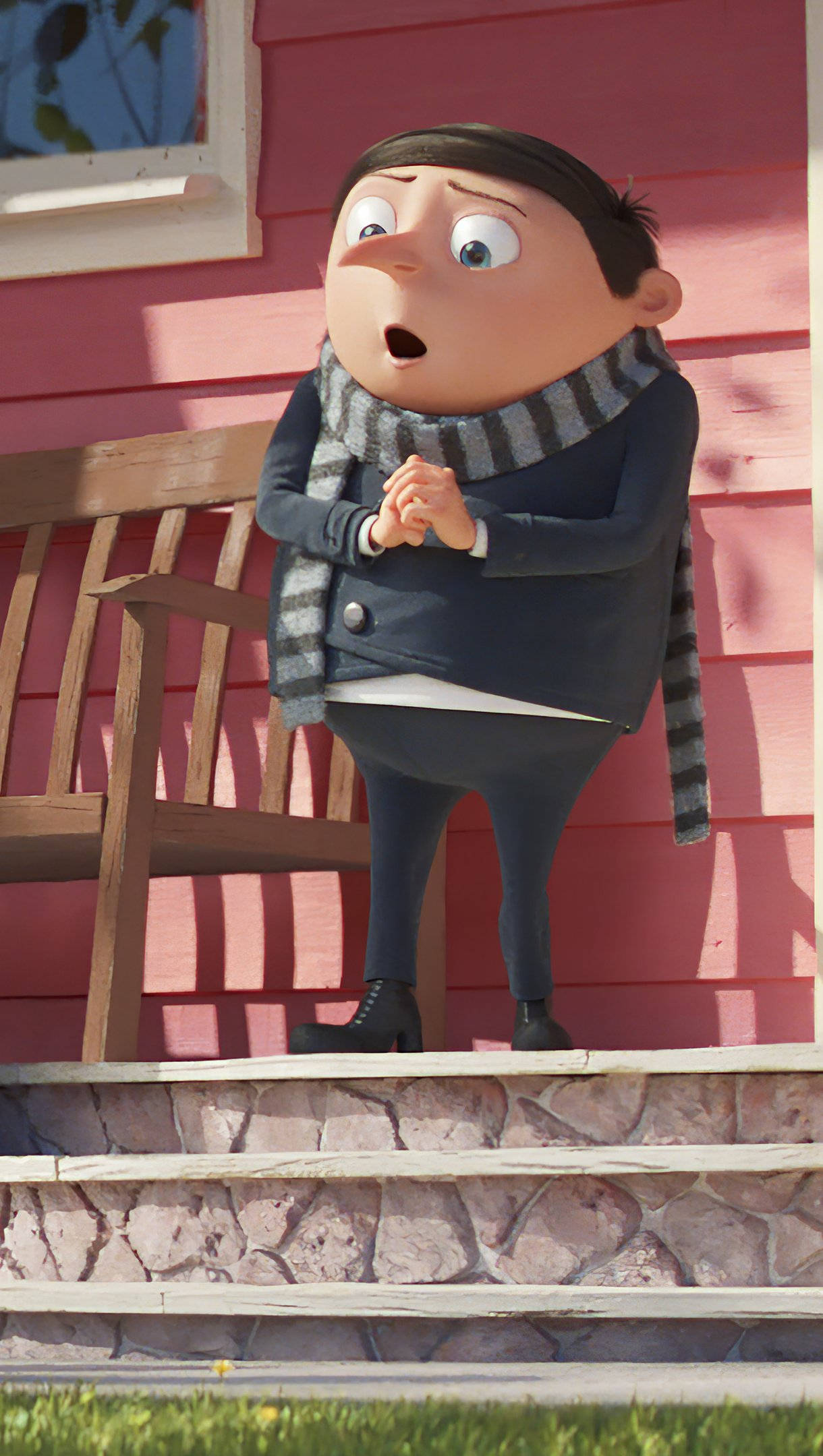 gru 桌布 壁紙 — 一個戴著條紋圍巾的驚訝動畫男人站在粉紅色房子前的石階上，旁邊有一張木長凳。