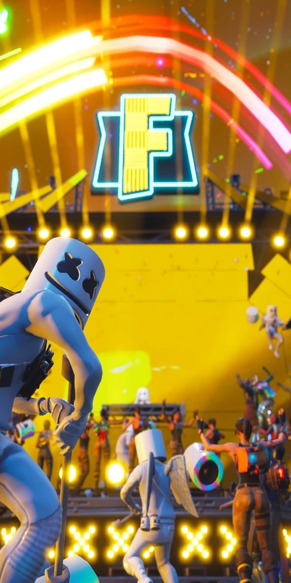 電玩遊戲 桌布 壁紙 — 一個戴著棉花糖頭盔的Fortnite角色在閃爍的霓虹燈 'F' 標誌下，於充滿活力的音樂會舞台上跳舞。