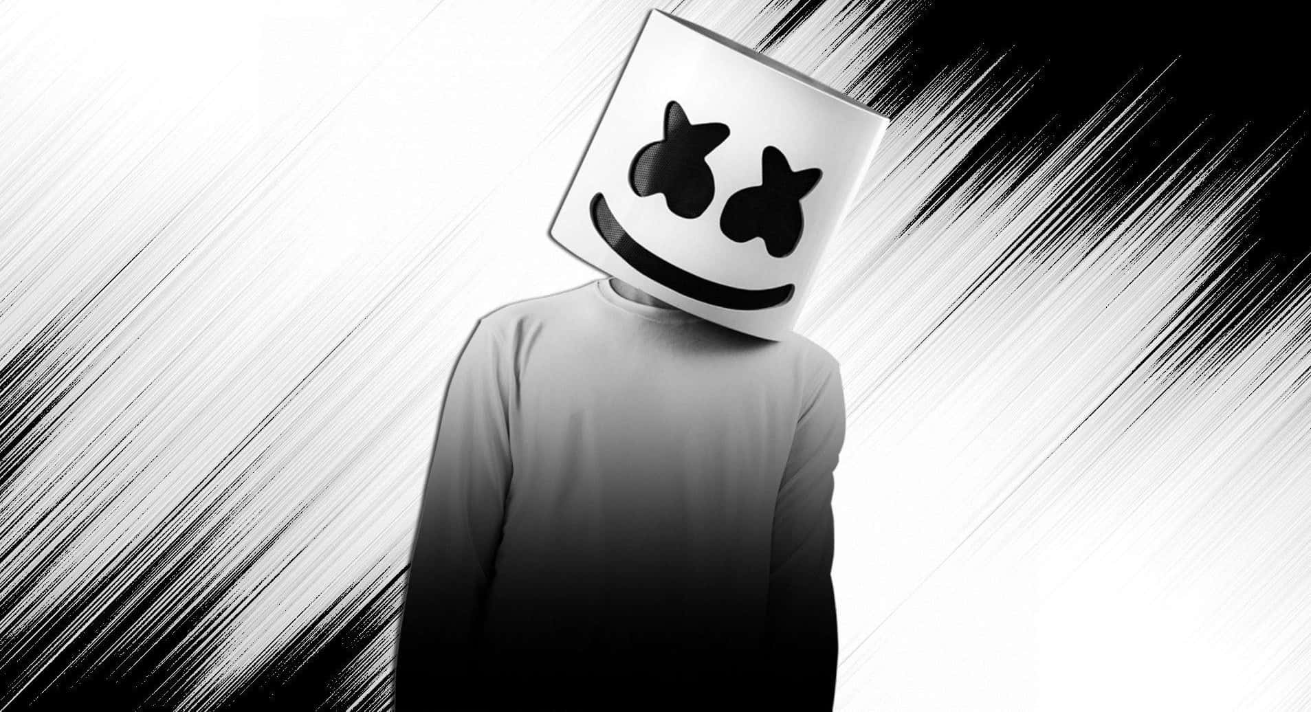Marshmello 動態圖 桌布 壁紙 — 一個戴著標誌性方形頭盔、面露微笑的人，站在高對比度的黑白條紋背景前。