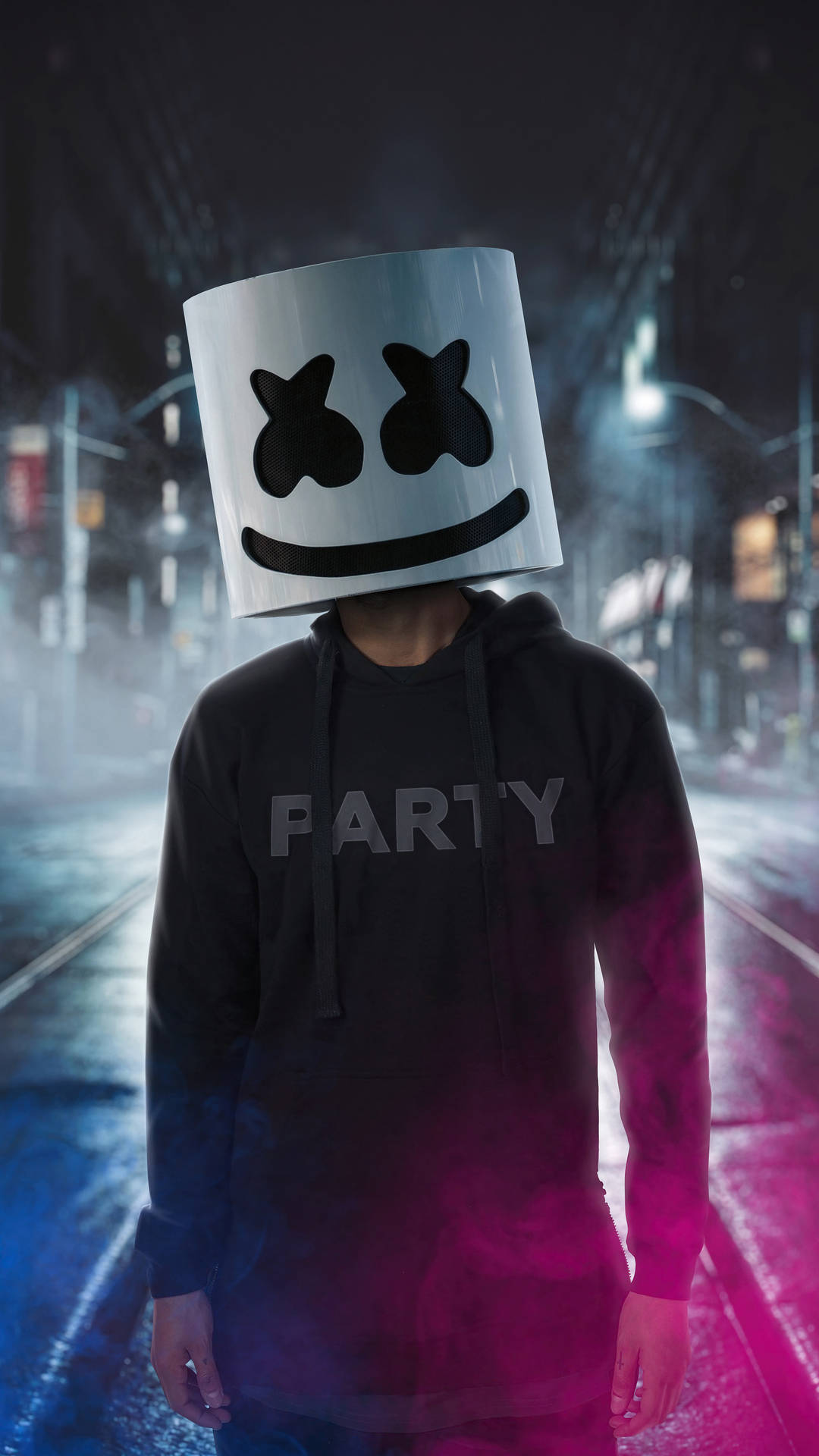 一個人戴著棉花糖頭盔和印有「PARTY」的連帽衫，夜晚站在霓虹燈照亮的城市街道上。 — Marshmello 動態圖 壁紙