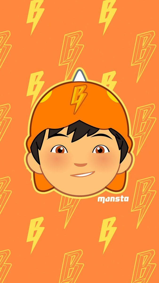 閃電 桌布 壁紙 — 一個戴著橙色帽子、帽上有閃電標誌的開心卡通男孩，在充滿重複黃色閃電和「B」標誌的鮮豔橙色背景前微笑。