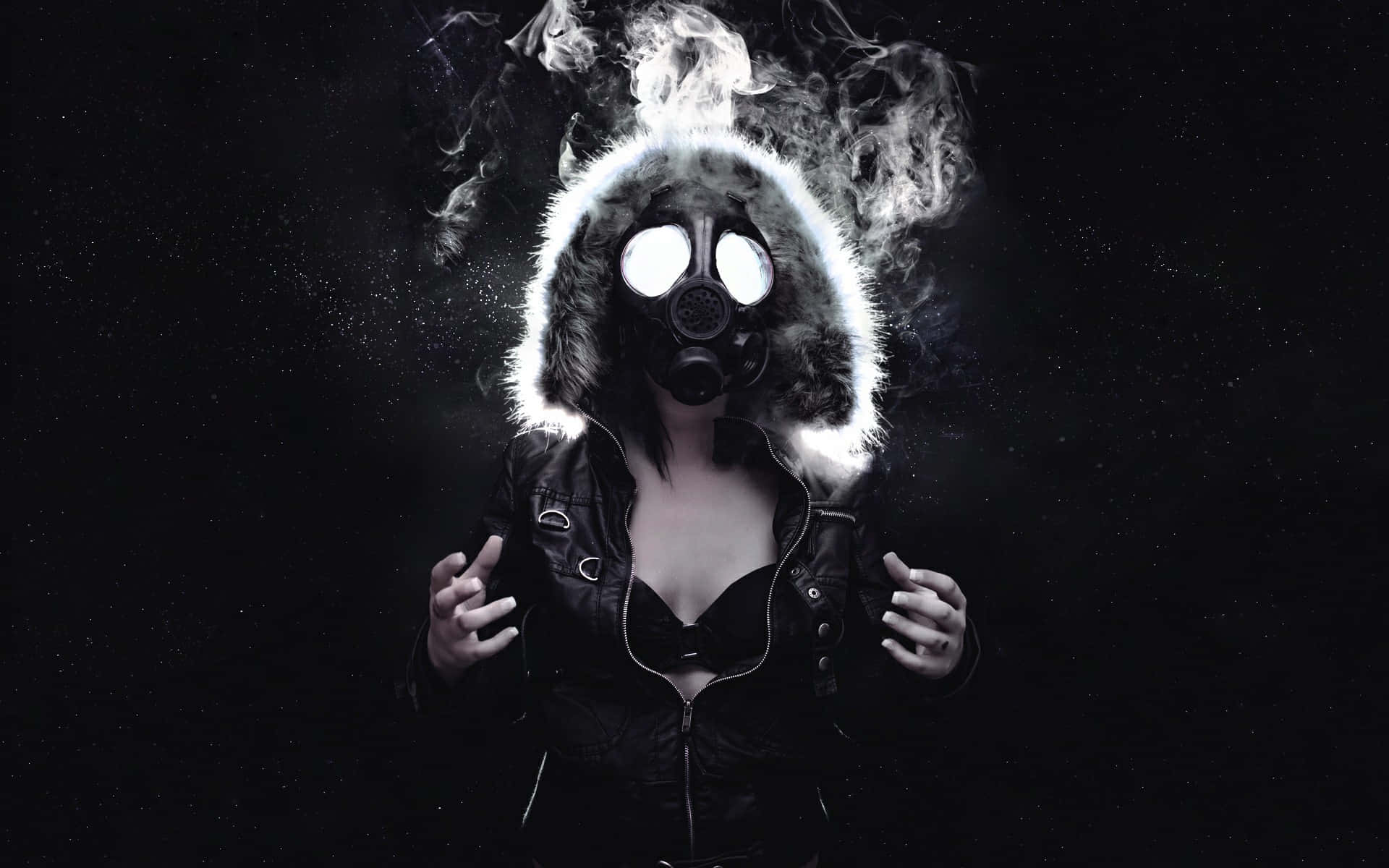 Black Smoke 桌布 壁紙 — 一個戴著毛皮襯裡頭罩和防毒面具的人，在黑暗的星空背景下呼出煙霧。