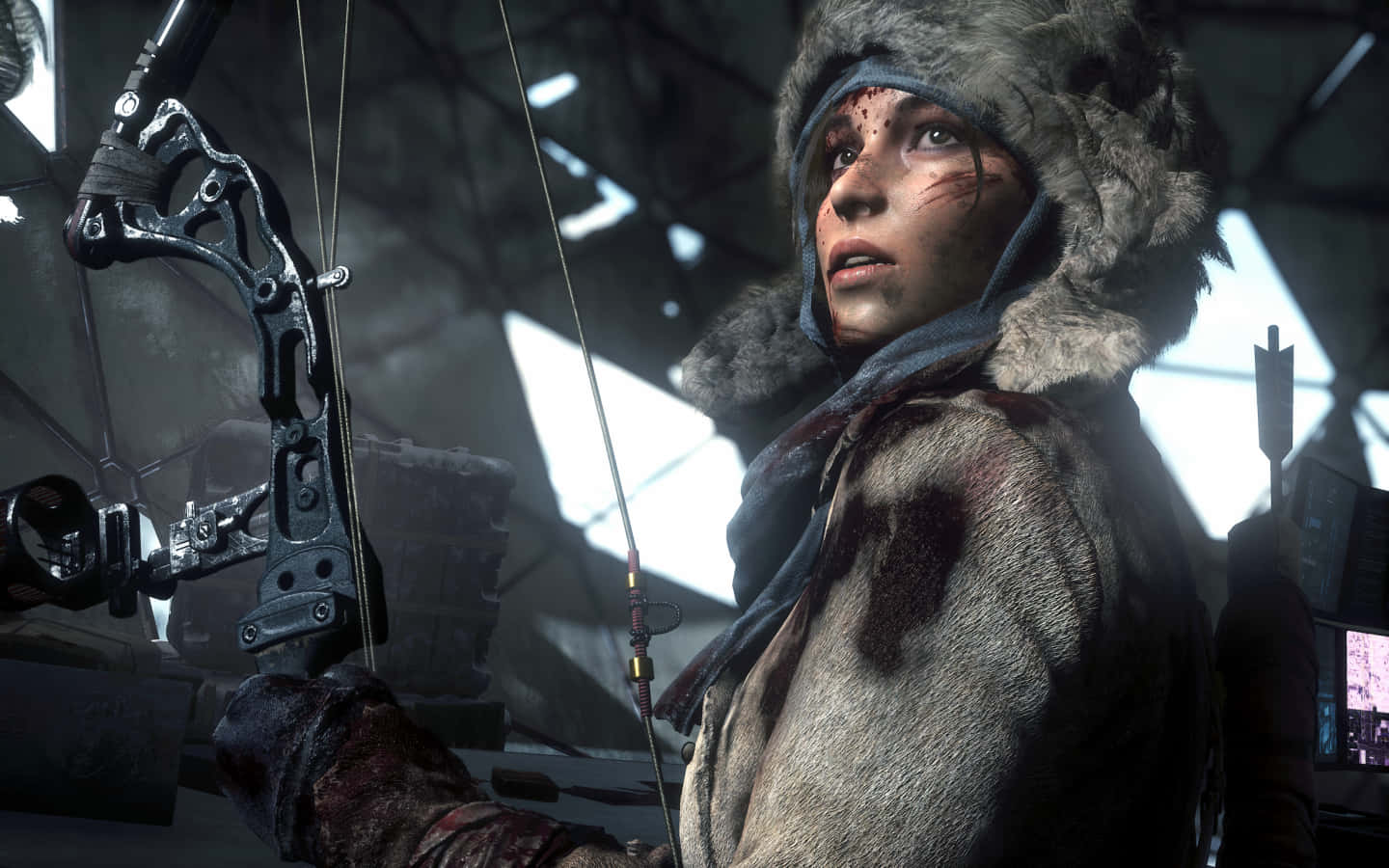 Rise Of The Tomb Raider 桌布 壁紙 — 一個戴著毛皮連帽、身穿污漬外套的堅定弓箭手，在昏暗的工業廢墟中瞄準弓箭。